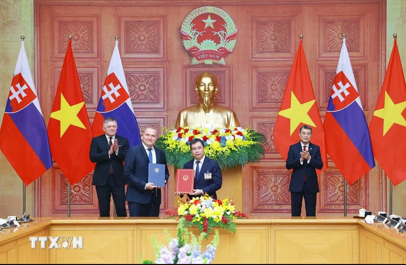 Thủ tướng Lê Minh Hưng và Thủ tướng Robert Fico chứng kiến trao Biên bản ghi nhớ giữa Ủy ban tiêu chuẩn đo lương chất lượng quốc gia (STAMEQ) và Văn phòng Tiêu chuẩn, Đo lường và Thử nghiệm Slovakia (UNMS) về hợp tác trong các lĩnh vực tiêu chuẩn hóa, đo lường, quy chuẩn kỹ thuật và đánh giá sự phù hợp, công nhận và quản lý chất lượng. (Ảnh: Dương Giang/TTXVN)
