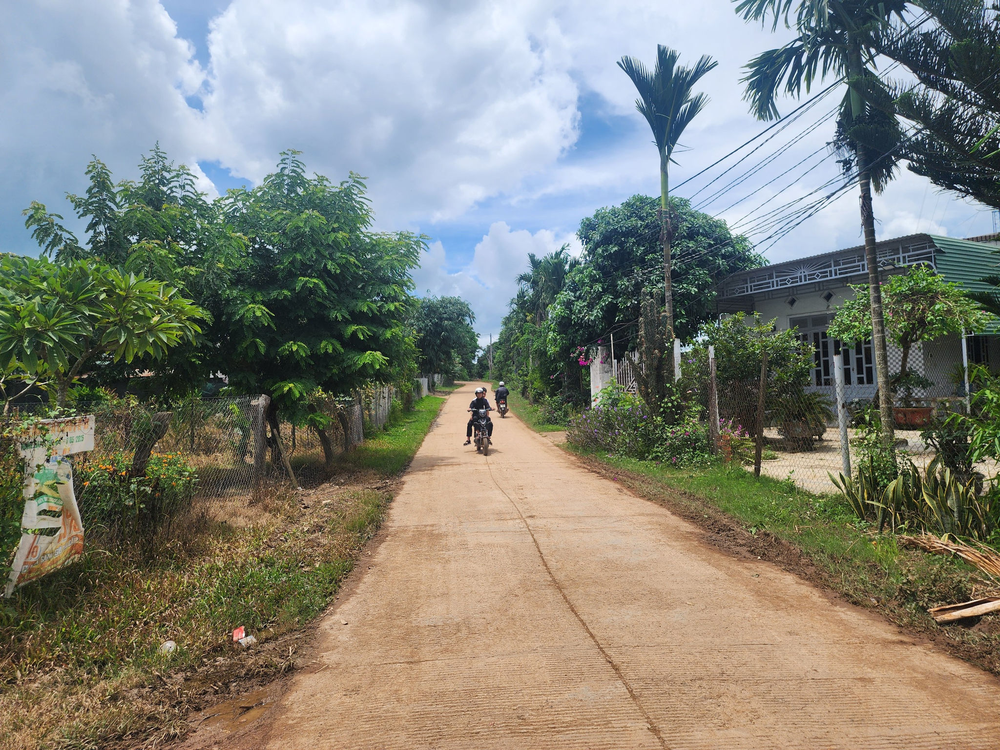 Nghe ông Sinh và chính quyền địa phương vận động, người dân hiến đất cùng Nhà nước làm đường vào thôn 14, xã Nam Dong khang trang, sạch đẹp