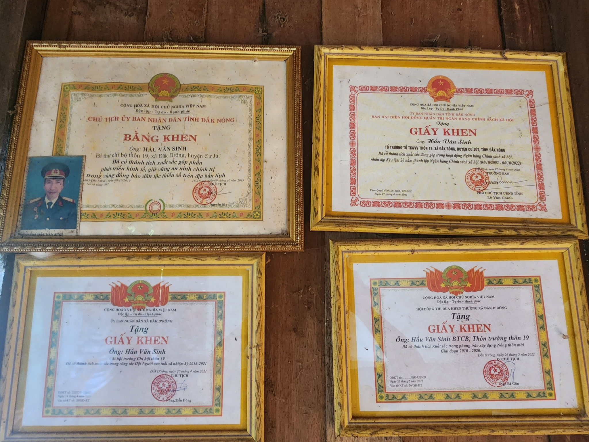 Ghi nhận những nỗ lực trong công tác, ông Hầu Văn Sinh được các cấp chính quyền tặng nhiều giấy khen, bằng khen.