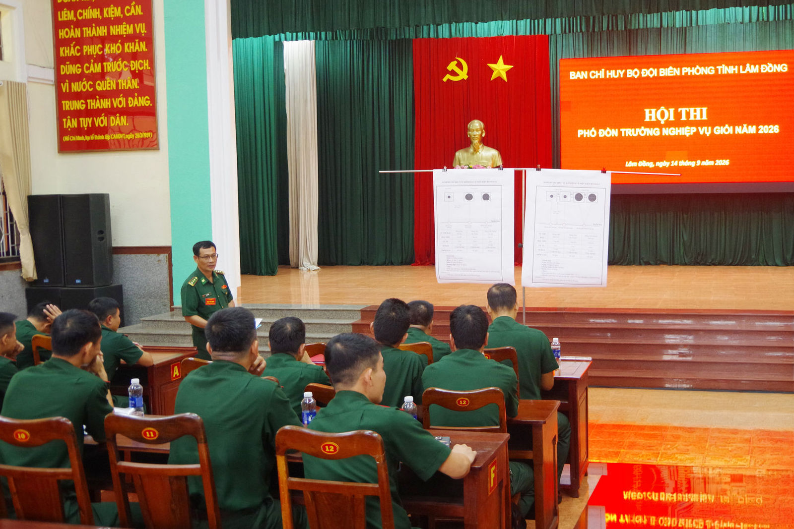 anh-1.-ban-to-chuc-pho-bien-noi-dung-quy-che-va-yeu-cau-hoi-thi(1).jpg