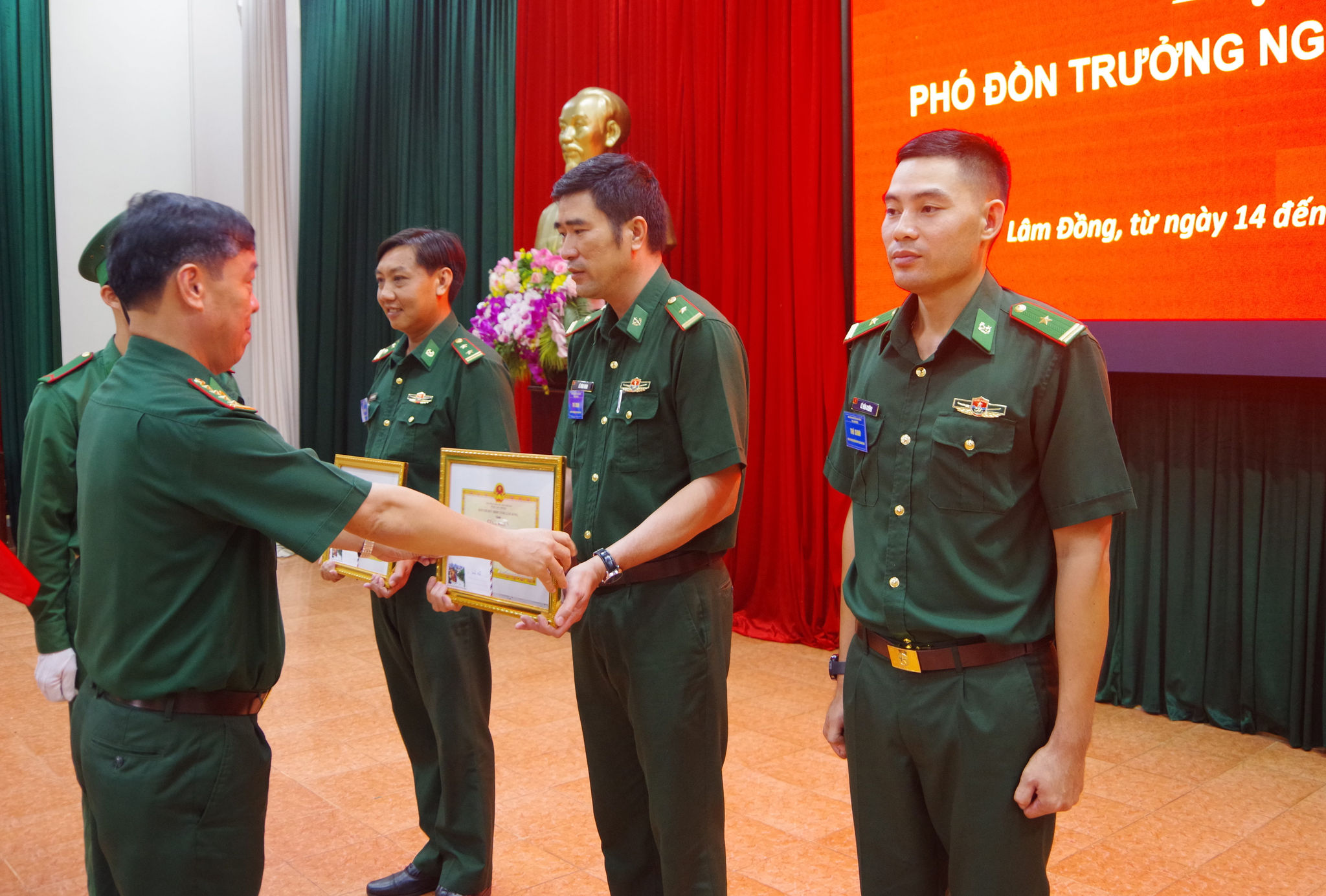 Ảnh 5. Ban Tổ chức trao giải cho các thí sinh đạt thành tích cao tại Hội thi
