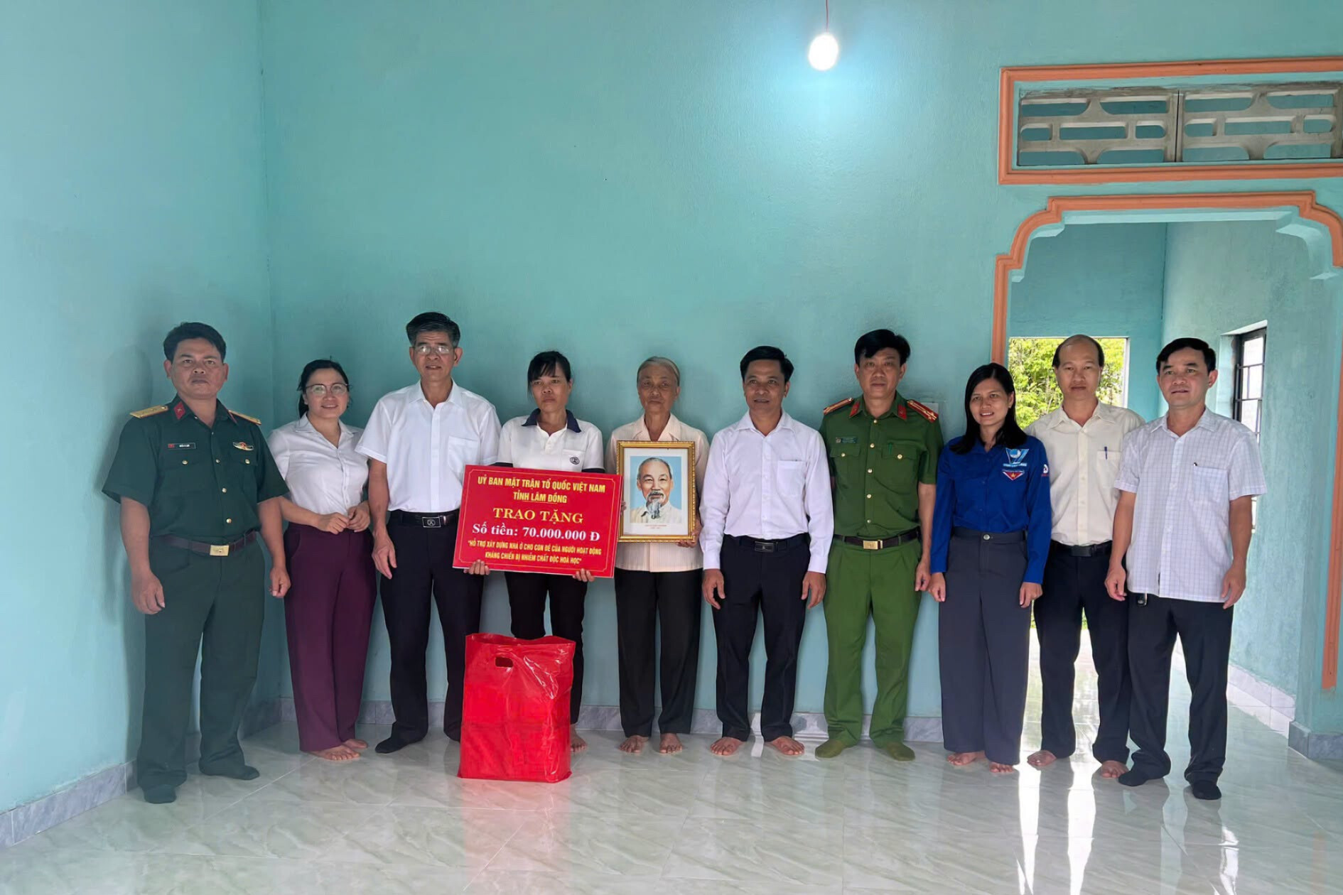 Những mái nhà mới là kết quả của sự chung tay chăm lo cho các gia đình chịu ảnh hưởng từ hậu quả chiến tranh. 