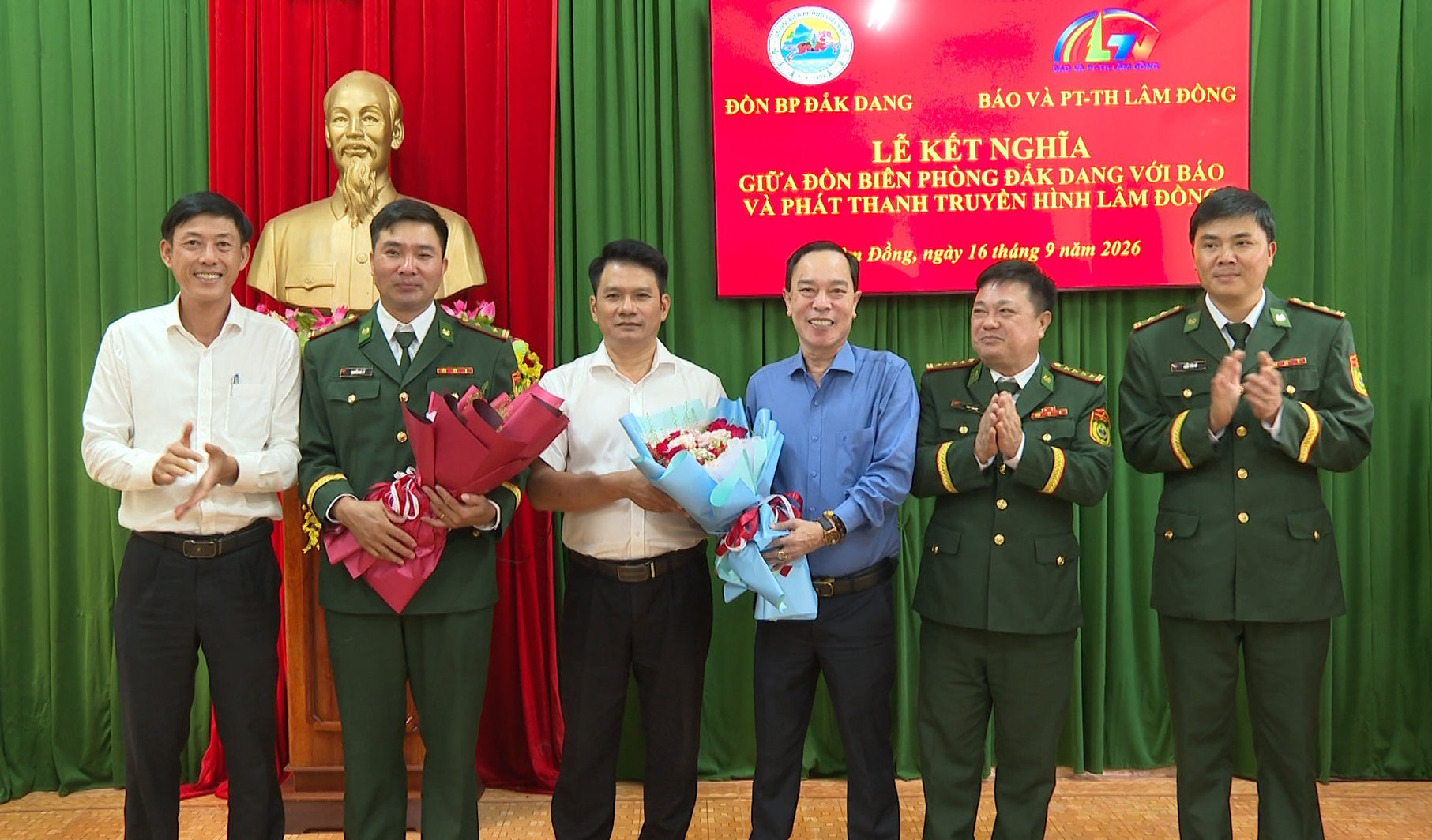 dong-chi-duong-huy-toan-tinh-uy-vien-bi-thu-dang-uy-xa-quang-truc-va-dai-ta-dinh-van-bo-pho-chinh-uy-bo-doi-bien-phong-tinh-lam-dong-tang-hoa-chuc-mung-hai-don(1).jpg