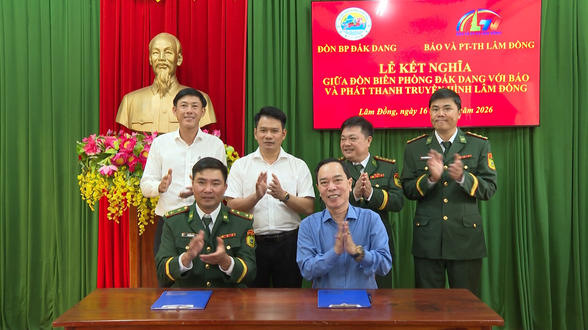 Đồng chí Lê Huy Toàn, Tỉnh ủy viên, Bí thư Đảng ủy, Giám đốc Báo và Phát thanh, Truyền hình Lâm Đồng và Trung tá Nguyễn Bá Kỷ, Đồn trưởng Đồn Biên phòng Đắk Dang ký văn bản kết nghĩa