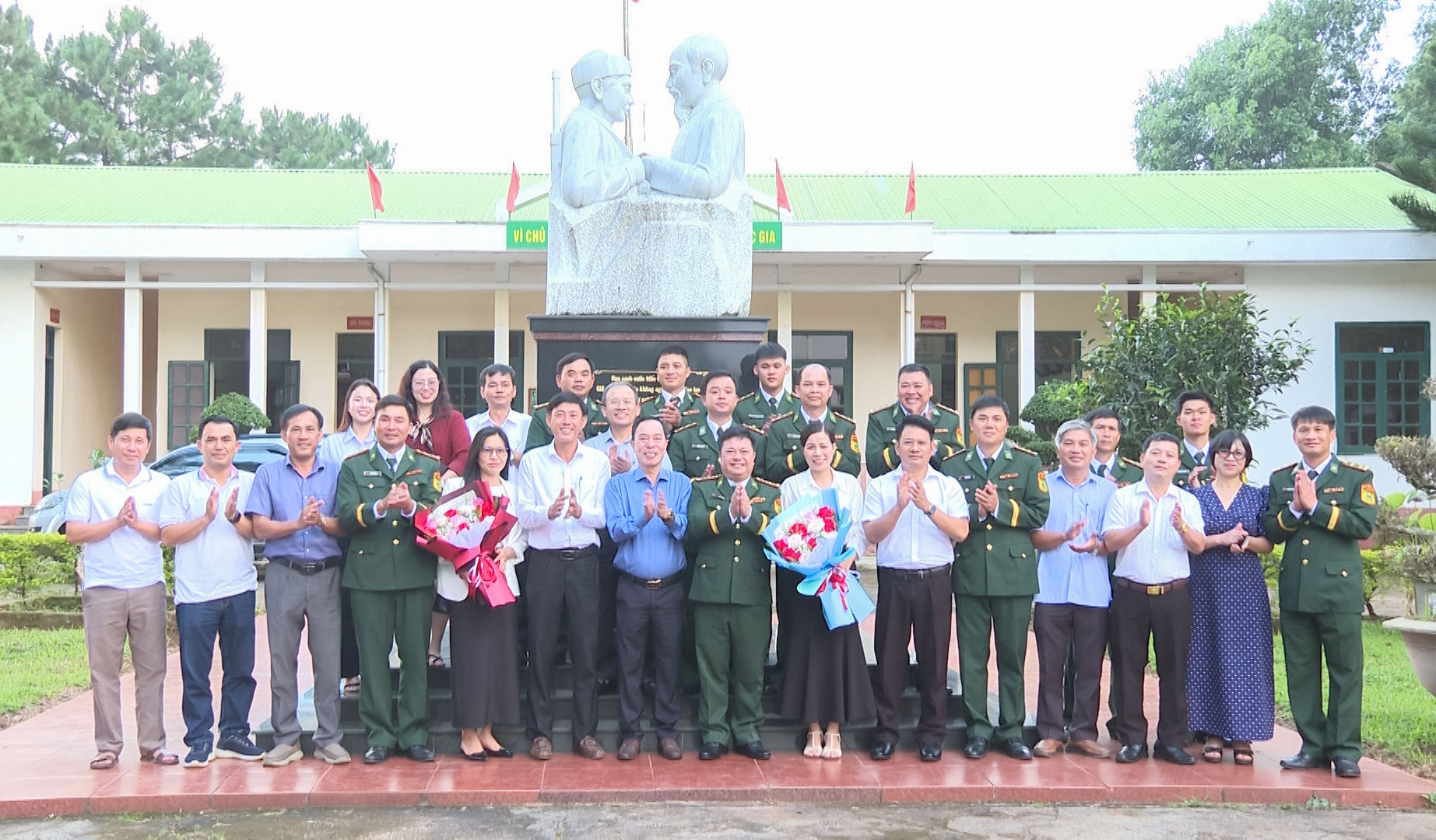 hai-don-vi-ket-nghia-chup-hinh-luu-niem(1).jpg