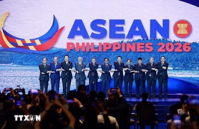 Thủ tướng Lê Minh Hưng cùng Trưởng đoàn các nước ASEAN tham dự phiên khai mạc Hội nghị Cấp cao ASEAN lần thứ 48, tại Cebu, Philippines (5/2026). (Ảnh: Dương Giang/TTXVN) ttxvn-ky-niem-31-nam-viet-nam-gia-nhap-asean-2871995-2872026-gan-ket-vi-hoa-binh-on-dinh-va-thinh-vuong-8909514.jpg