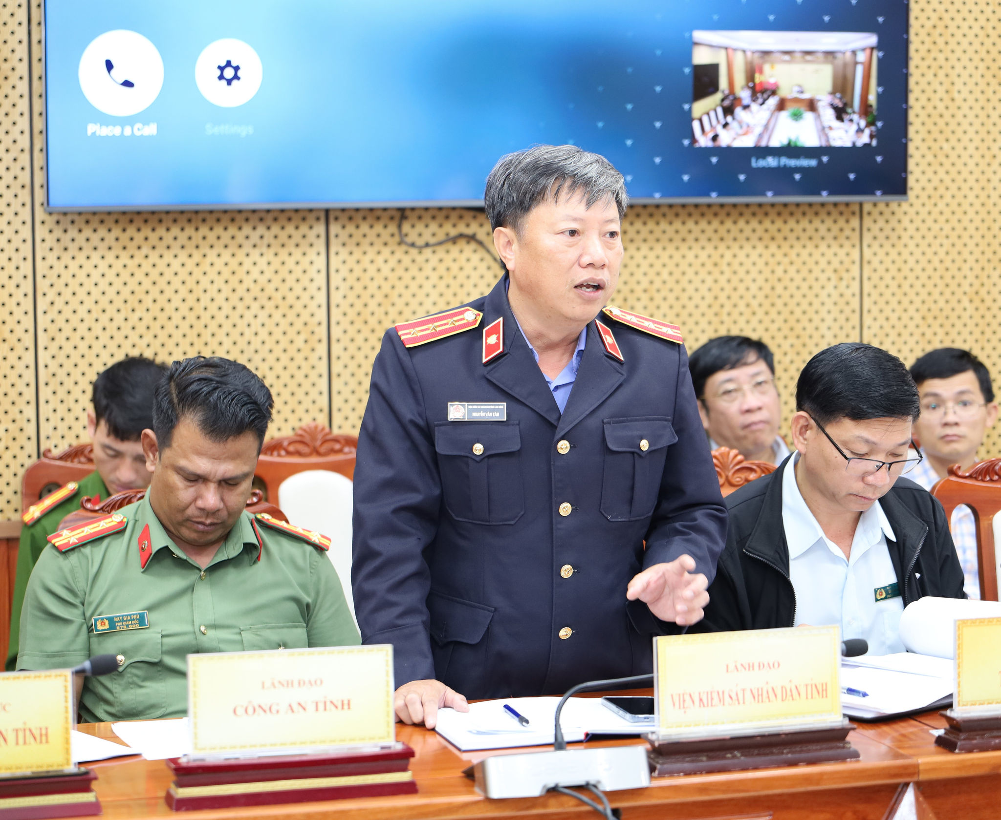 Ông Nguyễn Văn Tám, Kiểm sát viên trung cấp Viện Kiểm sát nhân tỉnh nêu ý kiến tại buổi tiếp - Sao chép