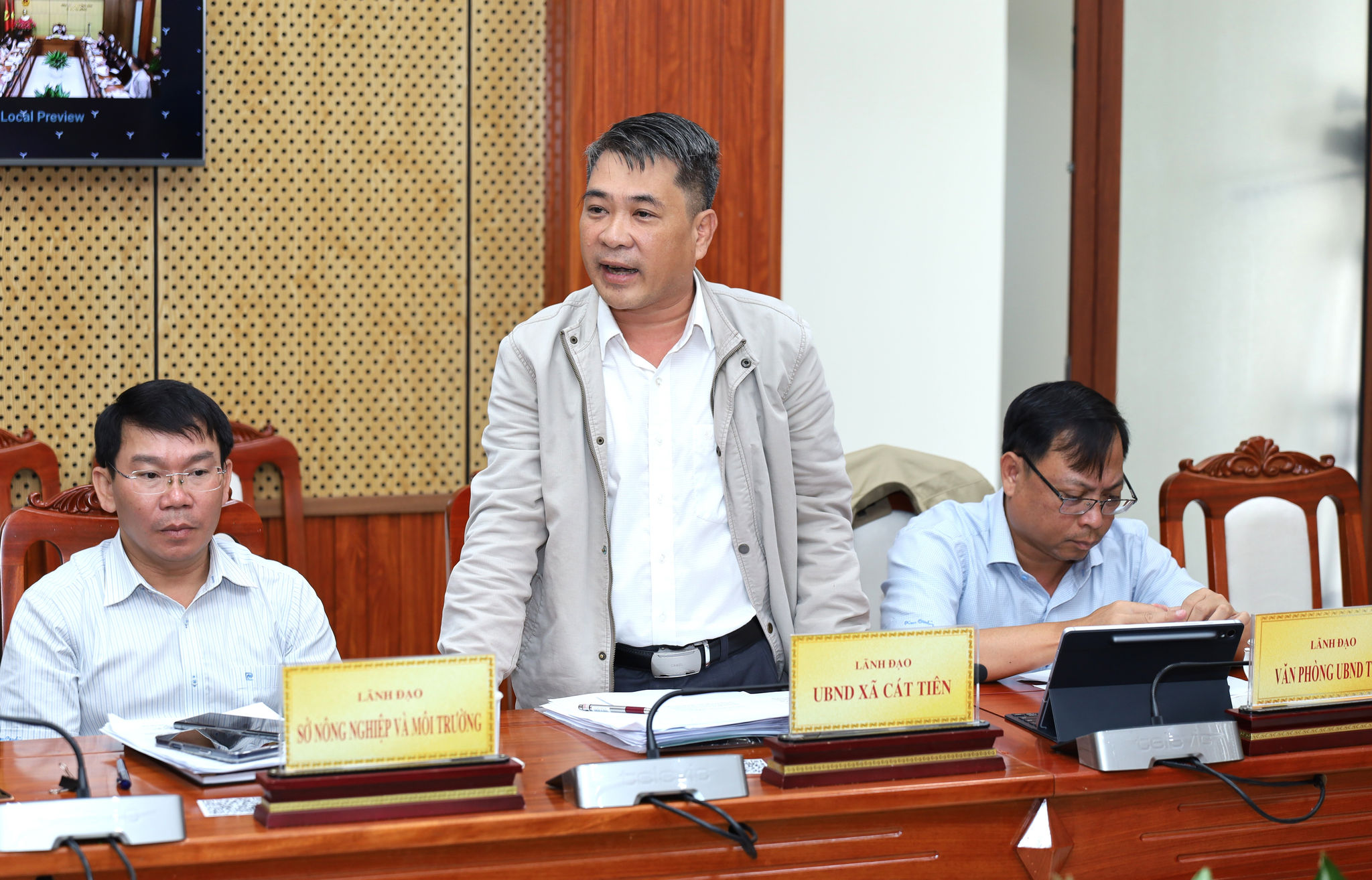 Phó Chủ tịch UBND xã Cát Tiên Nguyễn Phước Thuận nêu ý kiến tại buổi tiếp