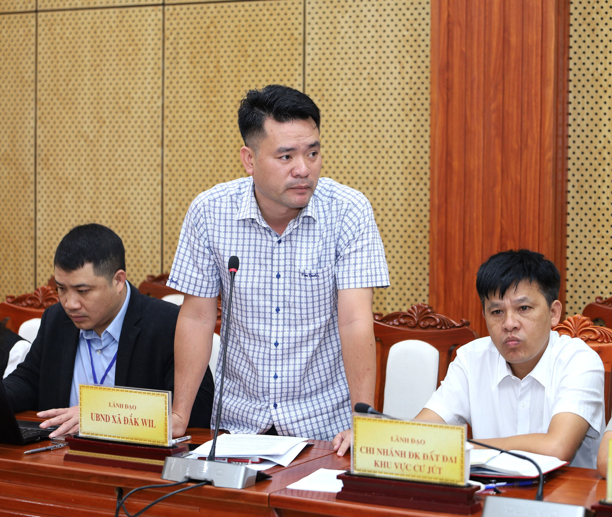 Phó Chủ tịch UBND xã Đắk Wil Ngô Bá Gôn nêu ý kiến tại buổi tiếp