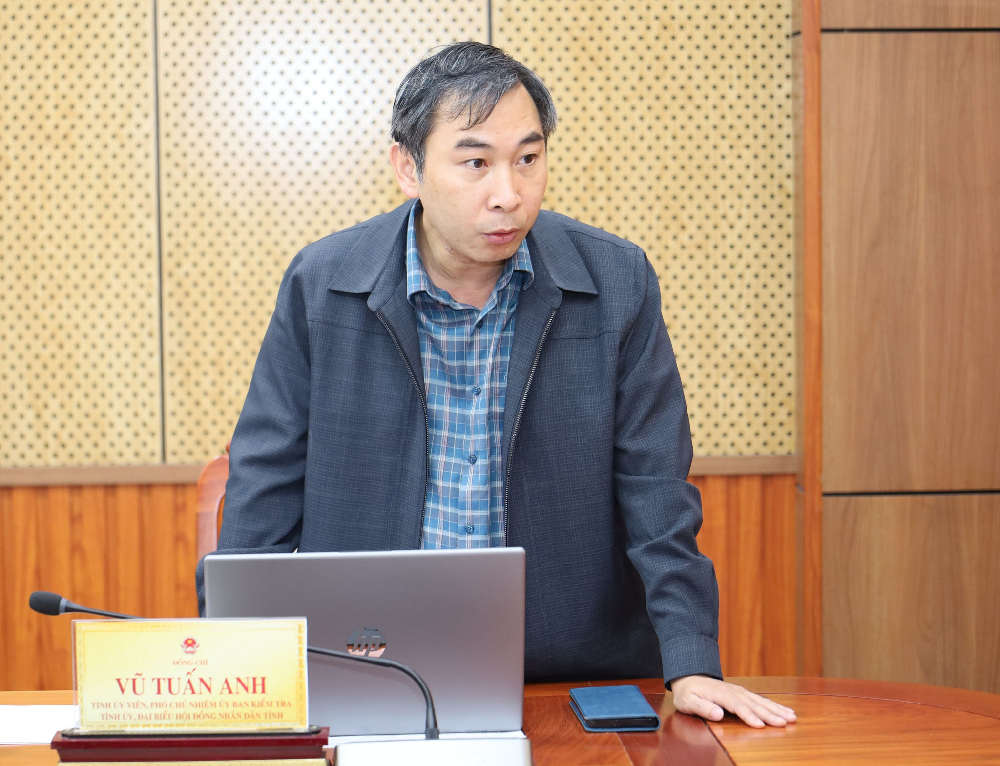 Tỉnh ủy viên, Phó Chủ nhiệm Ủy ban Kiểm tra Tỉnh ủy, đại biểu HĐND tỉnh Lâm Đồng Vũ Tuấn Anh phát biểu tại buổi tiếp dân