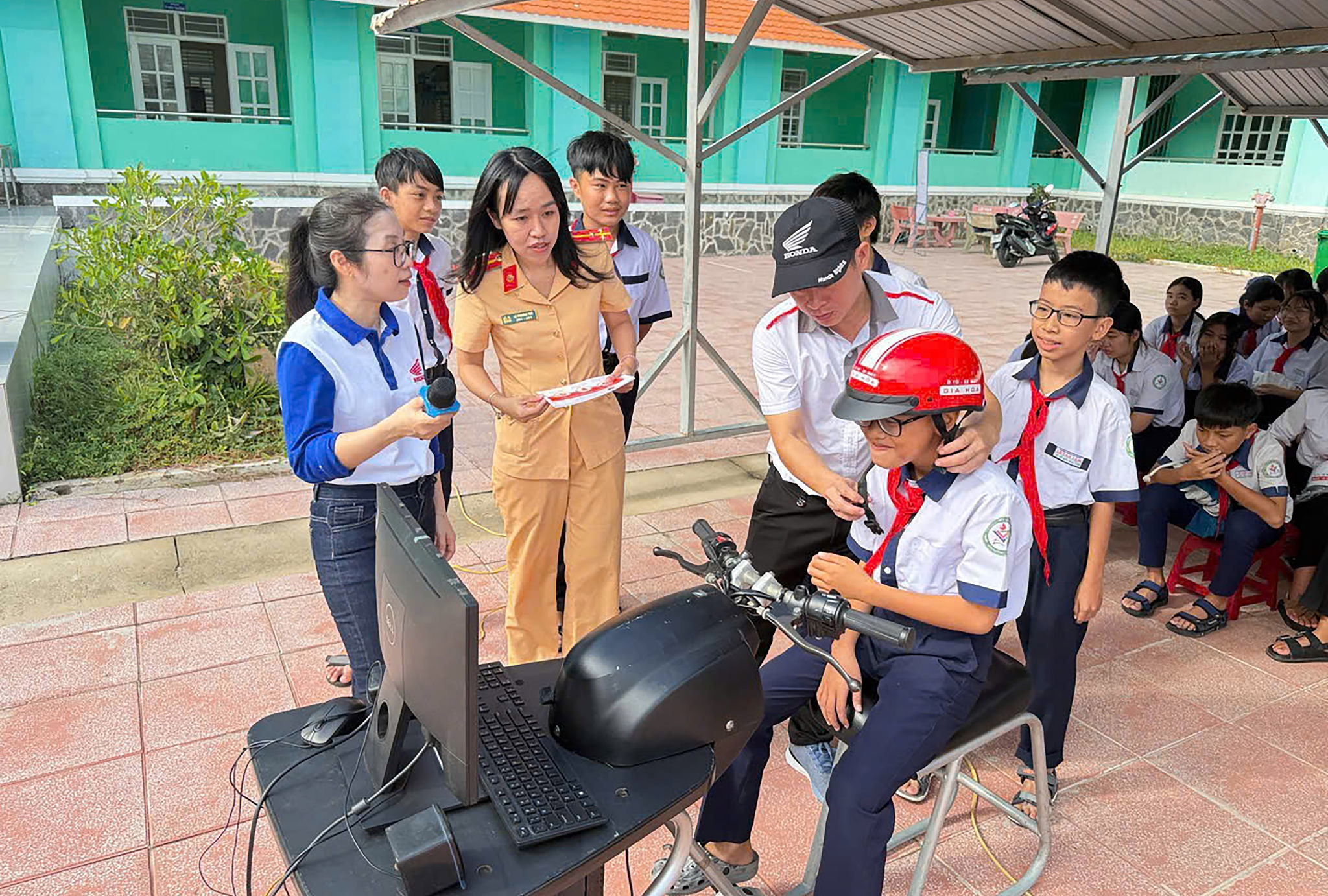 1. Học sinh thực hành kỹ năng tham gia giao thông trên thiết bị mô phỏng. Ảnh Phương Thanh.