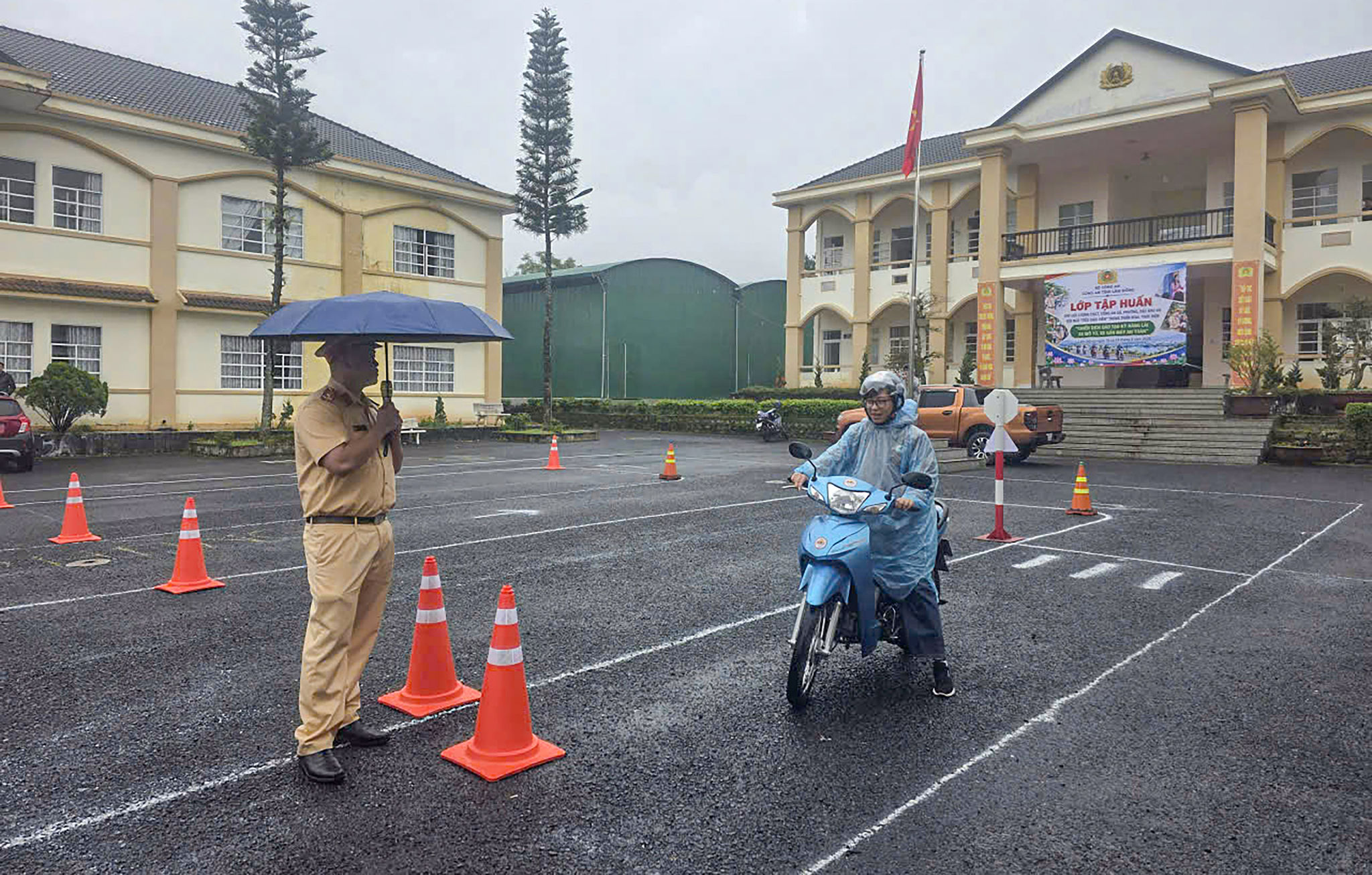 3. Các “tiểu giáo viên” thực hành kỹ năng xử lý tình huống trên sa hình. Ảnh Phương Thanh.
