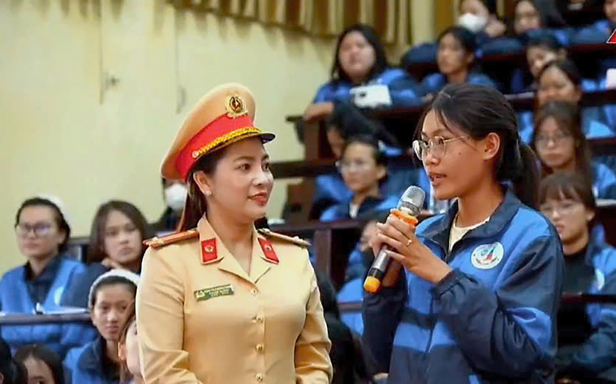 5. Học sinh trao đổi trực tiếp về kỹ năng tham gia giao thông an toàn.. Ảnh Phương Thanh.