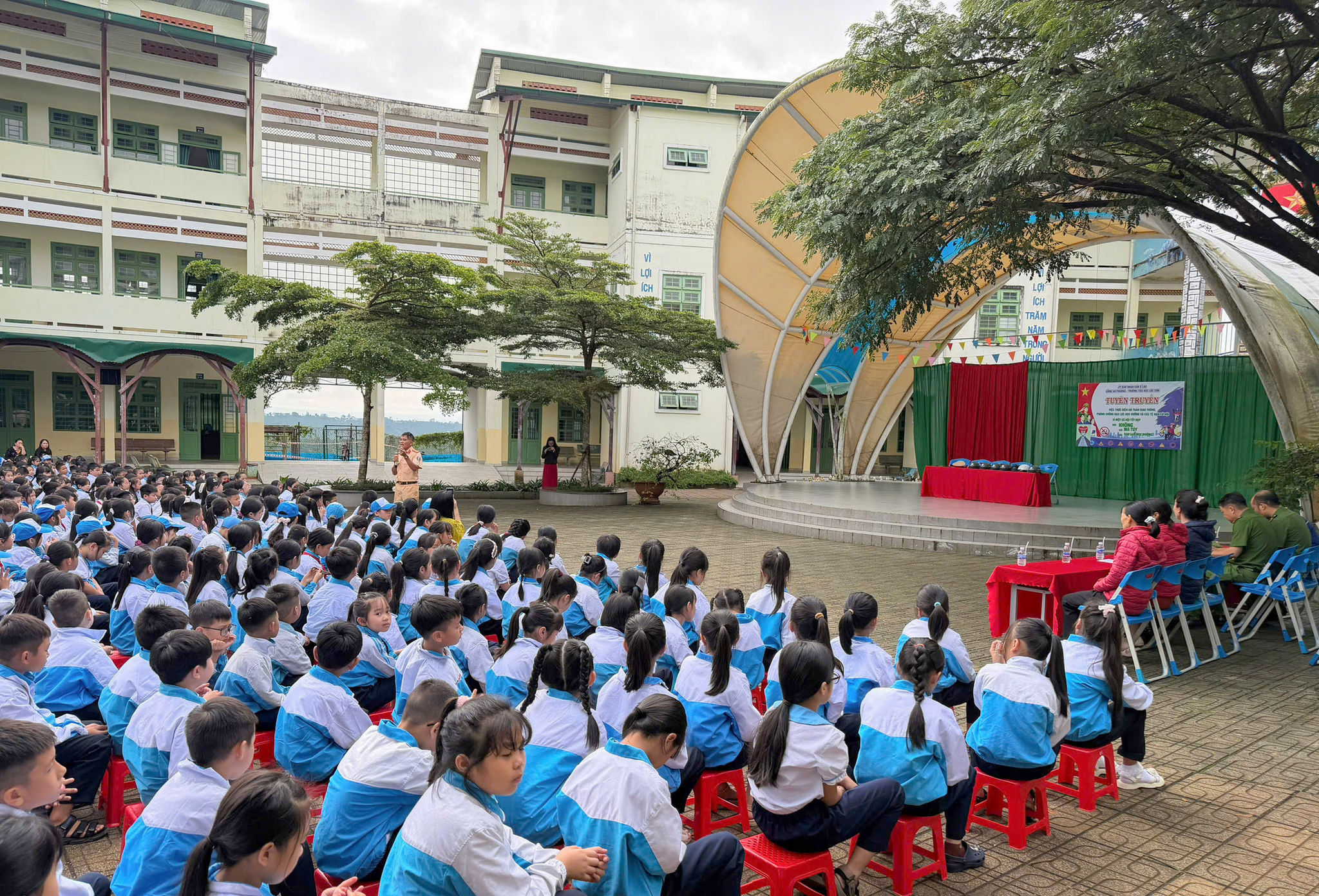 7. Học sinh Trường Tiểu học Lộc Sơn được hướng dẫn kỹ năng tham gia giao thông an toàn. Ảnh Lê Tiến.