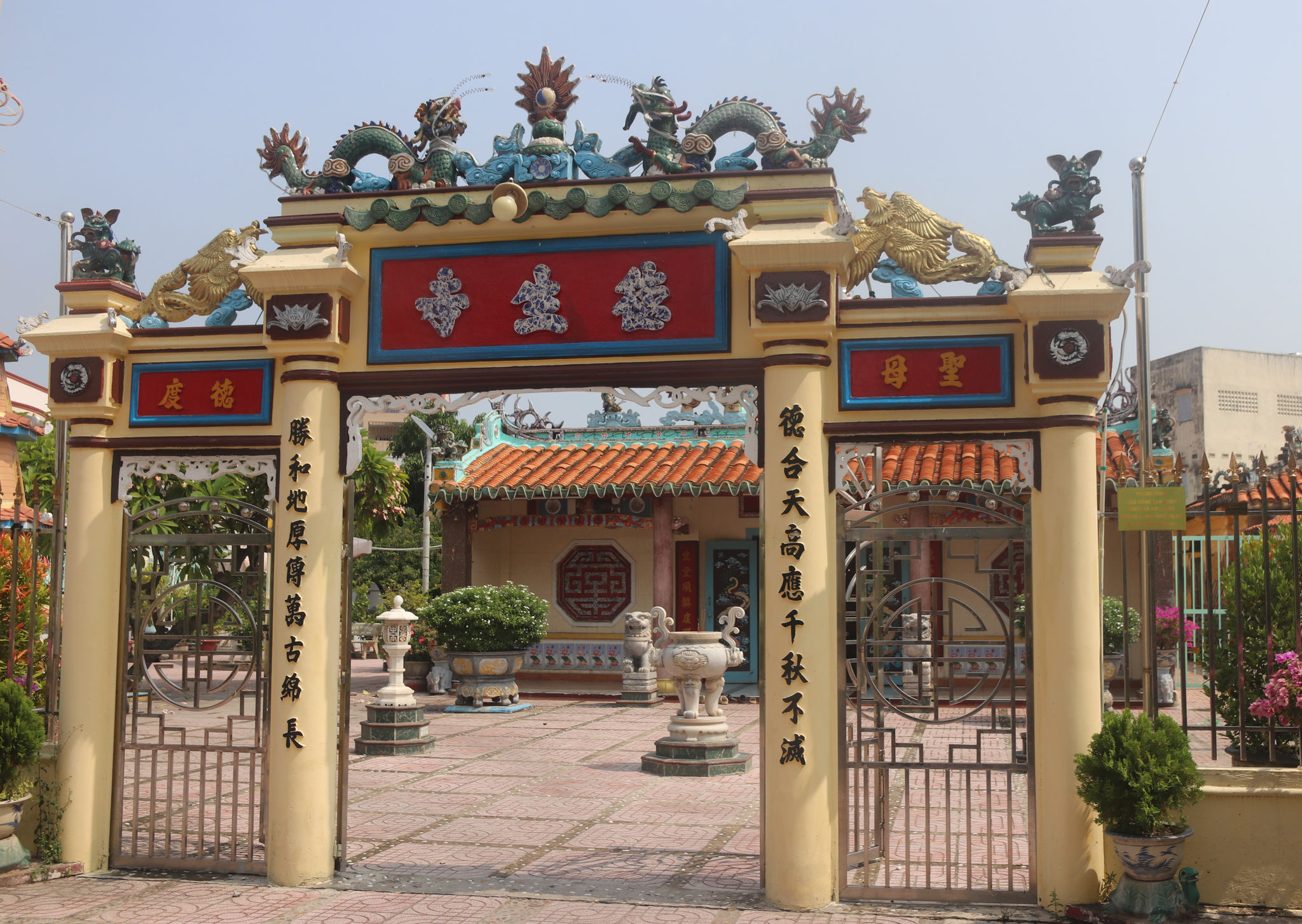 Chùa Bà Đức Sanh vẫn lưu giữ nhiều dấu ấn của kiến trúc dân gian truyền thống. 
