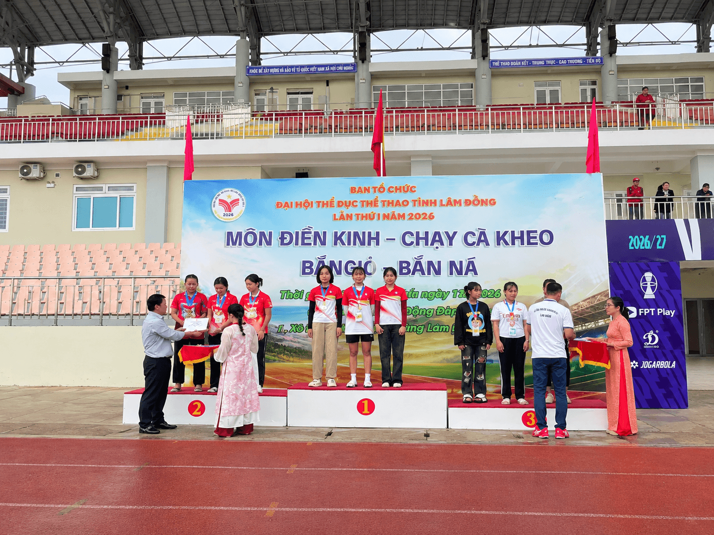 Nội dung thi bắn nỏ nữ của tuyển học sinh đạt giải
