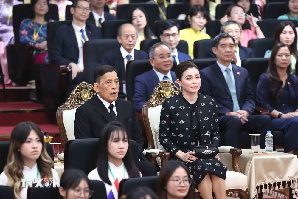 ttxvn-nha-vua-va-hoang-hau-thai-lan-tham-truong-dai-hoc-ha-noi-2-resize.jpg