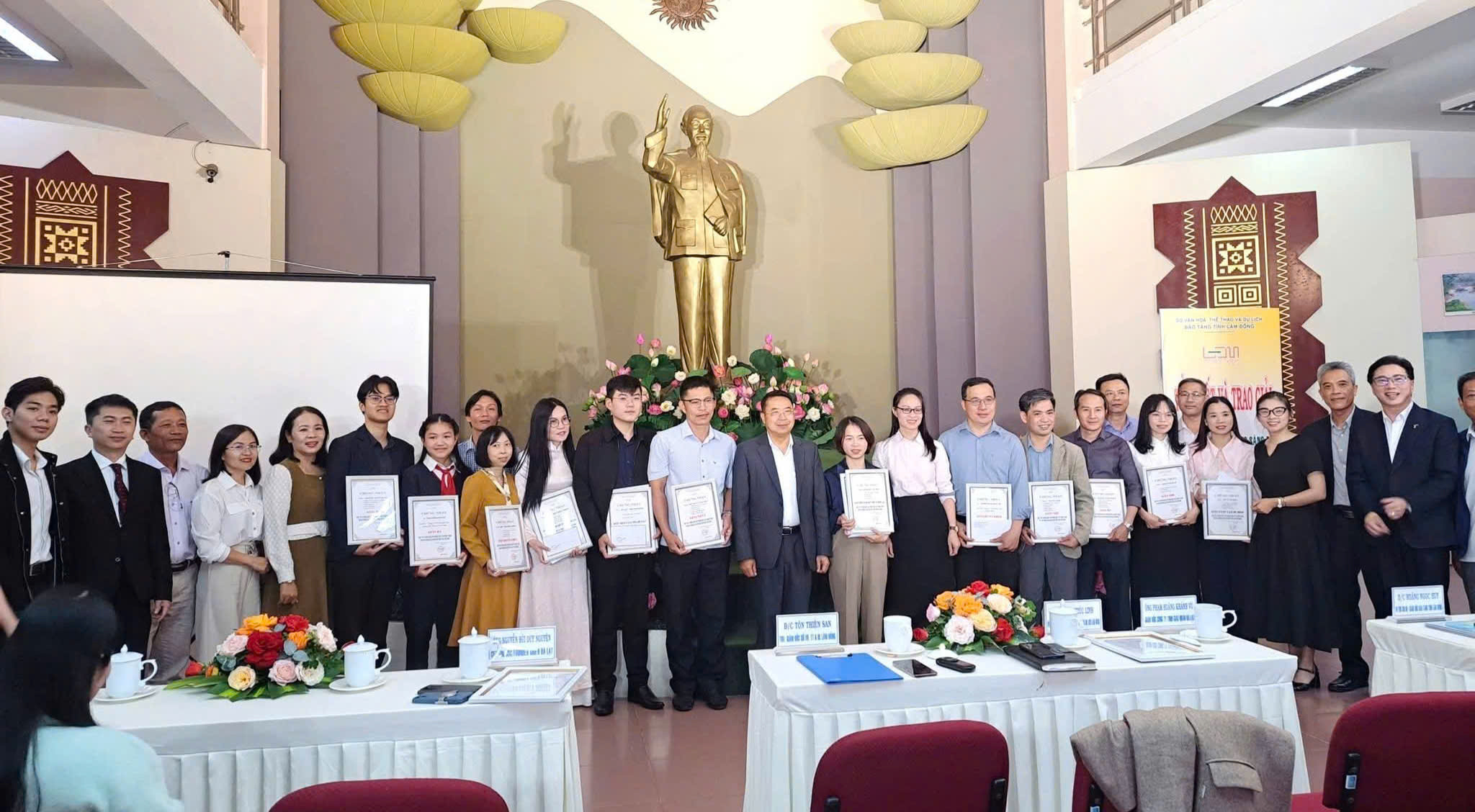 Các nhóm tác giả tại lễ trao giải