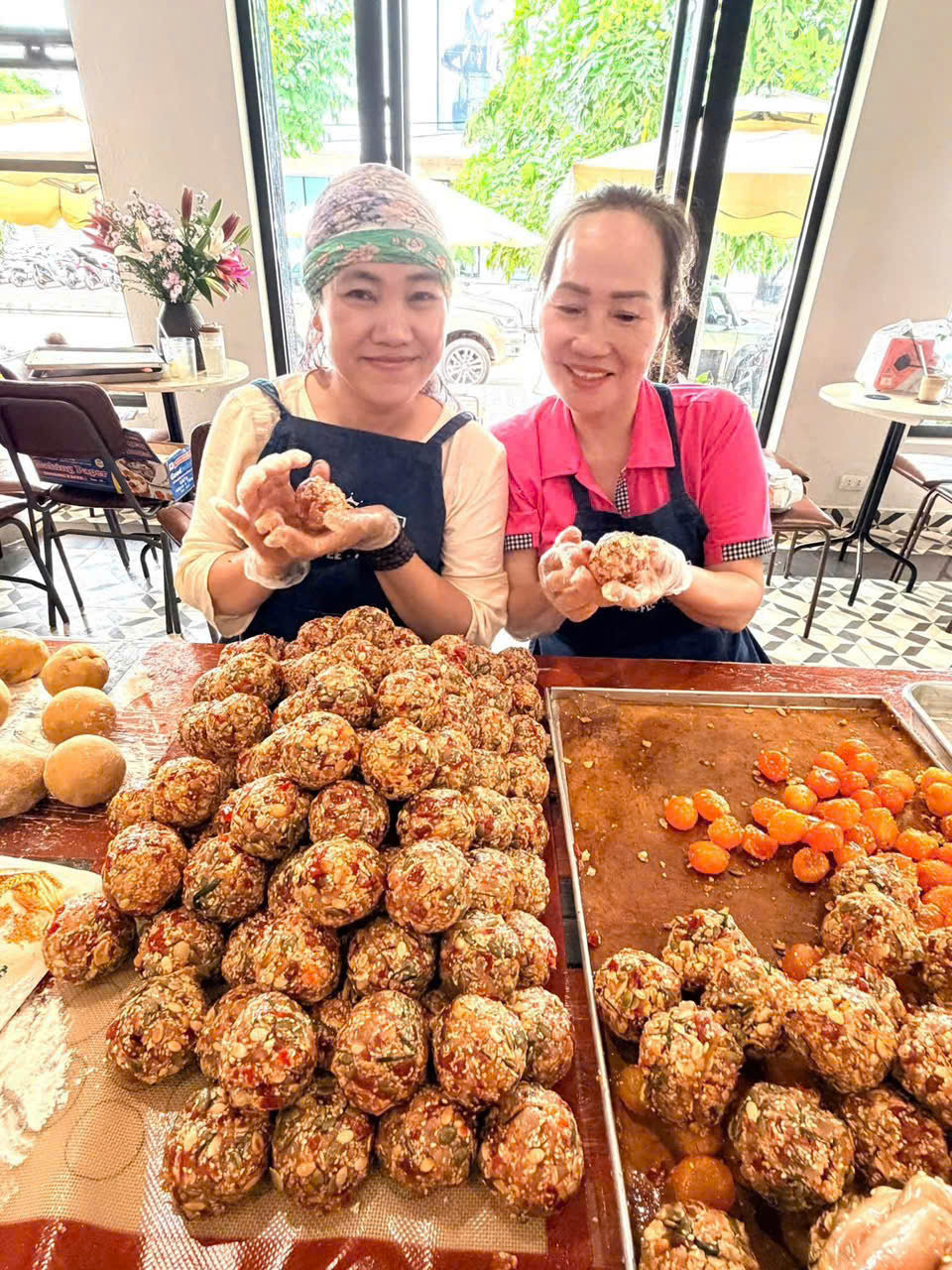 Chị Nguyễn Thị Phương Duyên (áo kem) sát cánh cùng các thành viên trong nhóm thiện nguyện chuẩn bị nguyên liệu làm bánh.