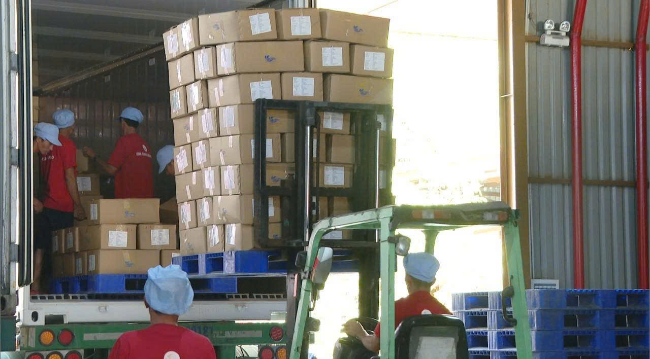 Công nhân chất hàng thuỷ sản sau chế biến ở phường La Gi (Lâm Đồng) lên xe container chở đi xuất khẩu
