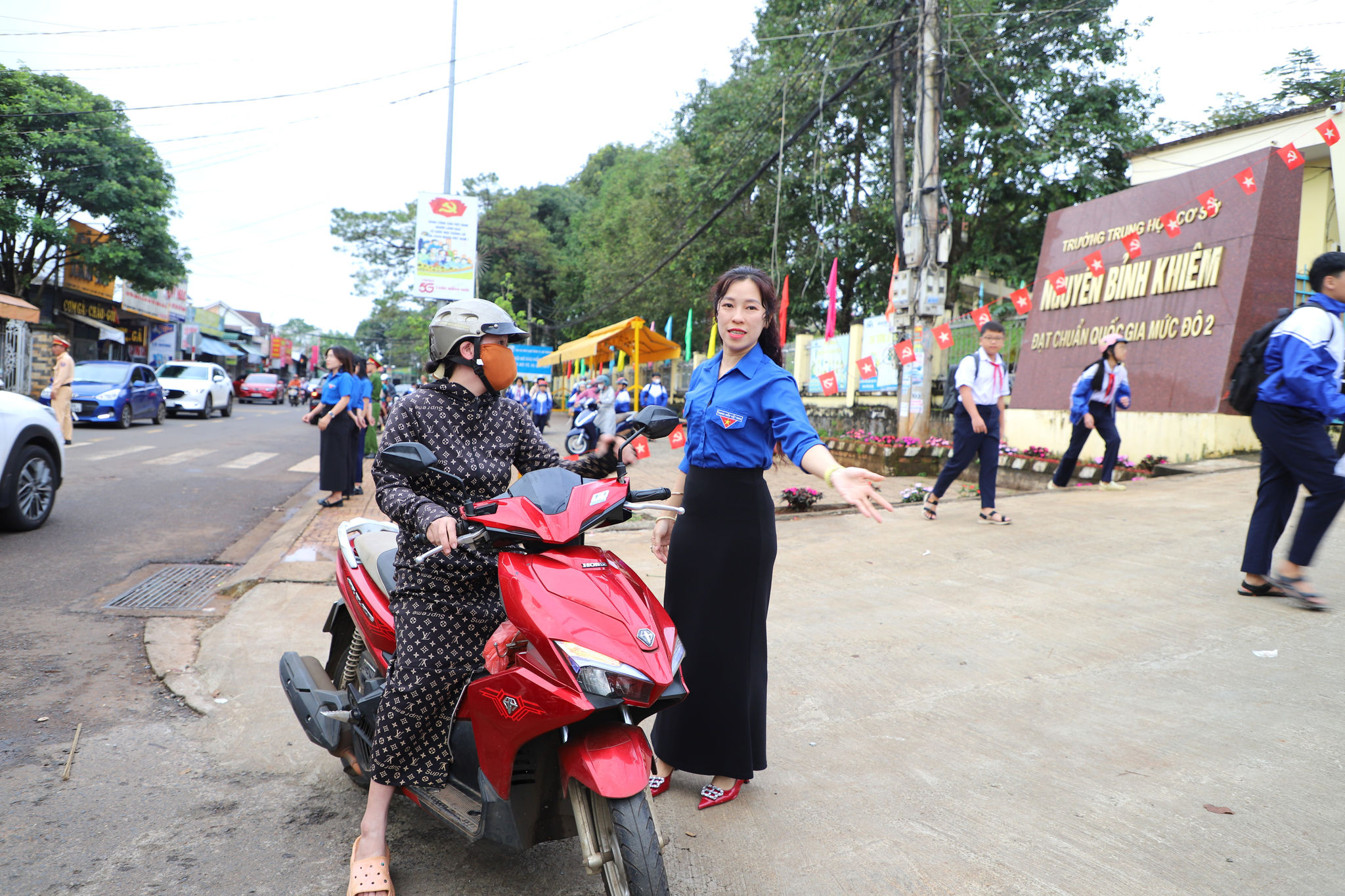 Đoàn Thanh niên hướng dẫn phụ huynh dừng, đỗ xe đúng nơi quy định khi đưa, đón con