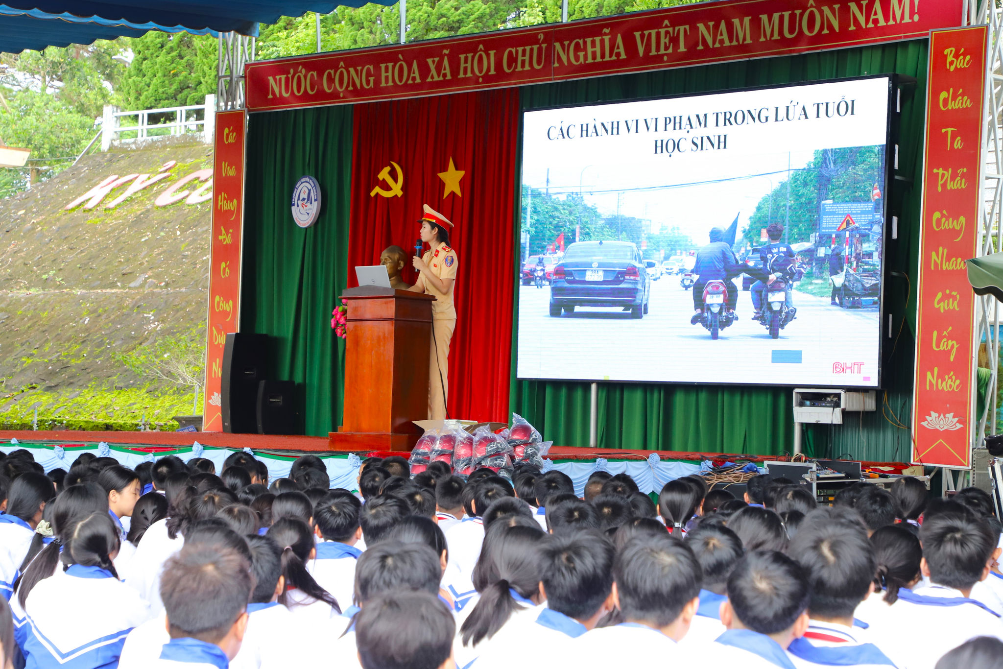 Lực lượng CSGT tuyên truyền, hướng dẫn học sinh nhận diện và phòng tránh các hành vi vi phạm pháp luật về trật tự, an toàn giao thông