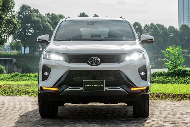 Cụm đ&egrave;n chiếu s&aacute;ng full-LED tr&ecirc;n Toyota Fortuner