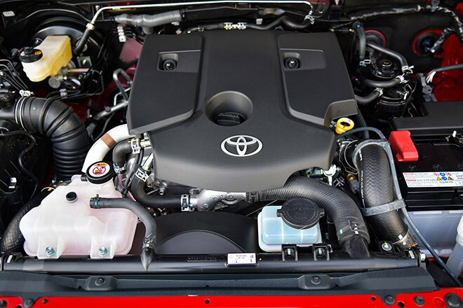 Khoang động cơ của mẫu xe Toyota Fortuner