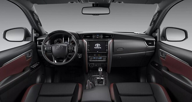Kh&ocirc;ng gian khoang l&aacute;i Toyota Fortuner
