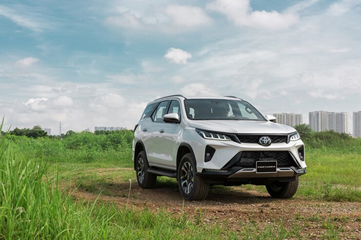 Thiết kế phần đầu xe Toyota Fortuner với lưới tản nhiệt lượn s&oacute;ng
