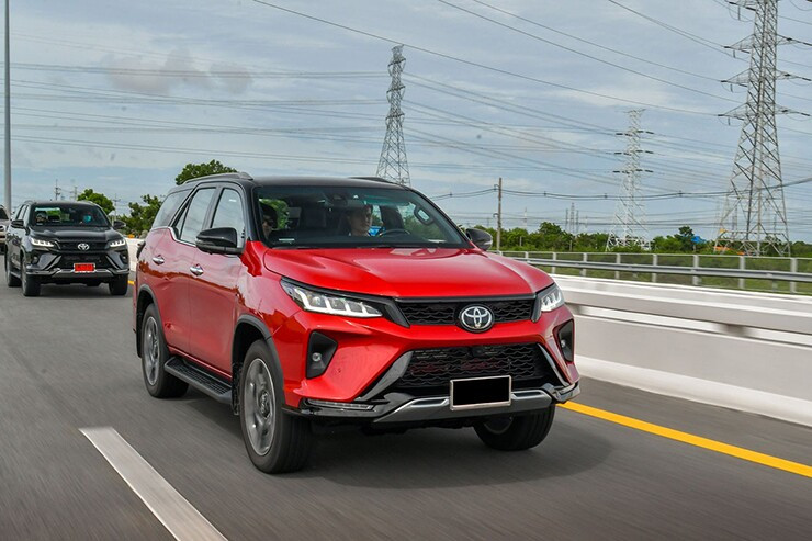 Toyota Fortuner vận h&agrave;nh thực tế