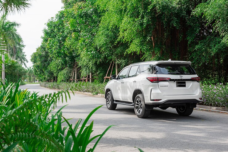 G&oacute;c nh&igrave;n th&acirc;n xe cơ bắp của Toyota Fortuner