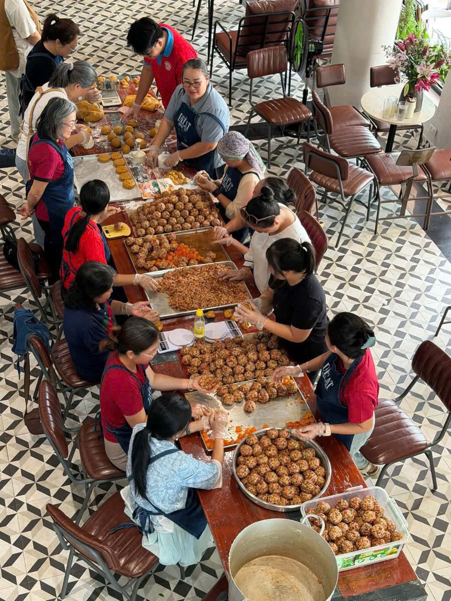 Không khí làm việc khẩn trương nhưng tràn ngập tinh thần đoàn kết của hơn 20 tình nguyện viên trong ngày làm bánh tặng trẻ em vùng biên.