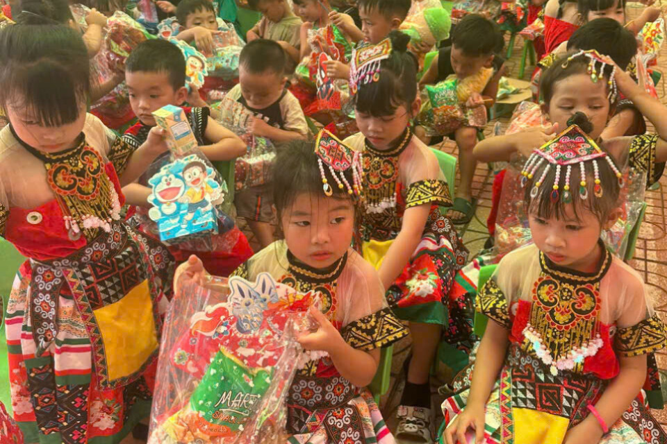 niem-hao-huc-phan-khoi-cua-cac-em-nho-truong-mam-non-dak-wil-trong-ngay-hoi-pha-co-trung-thujpg(2).jpg