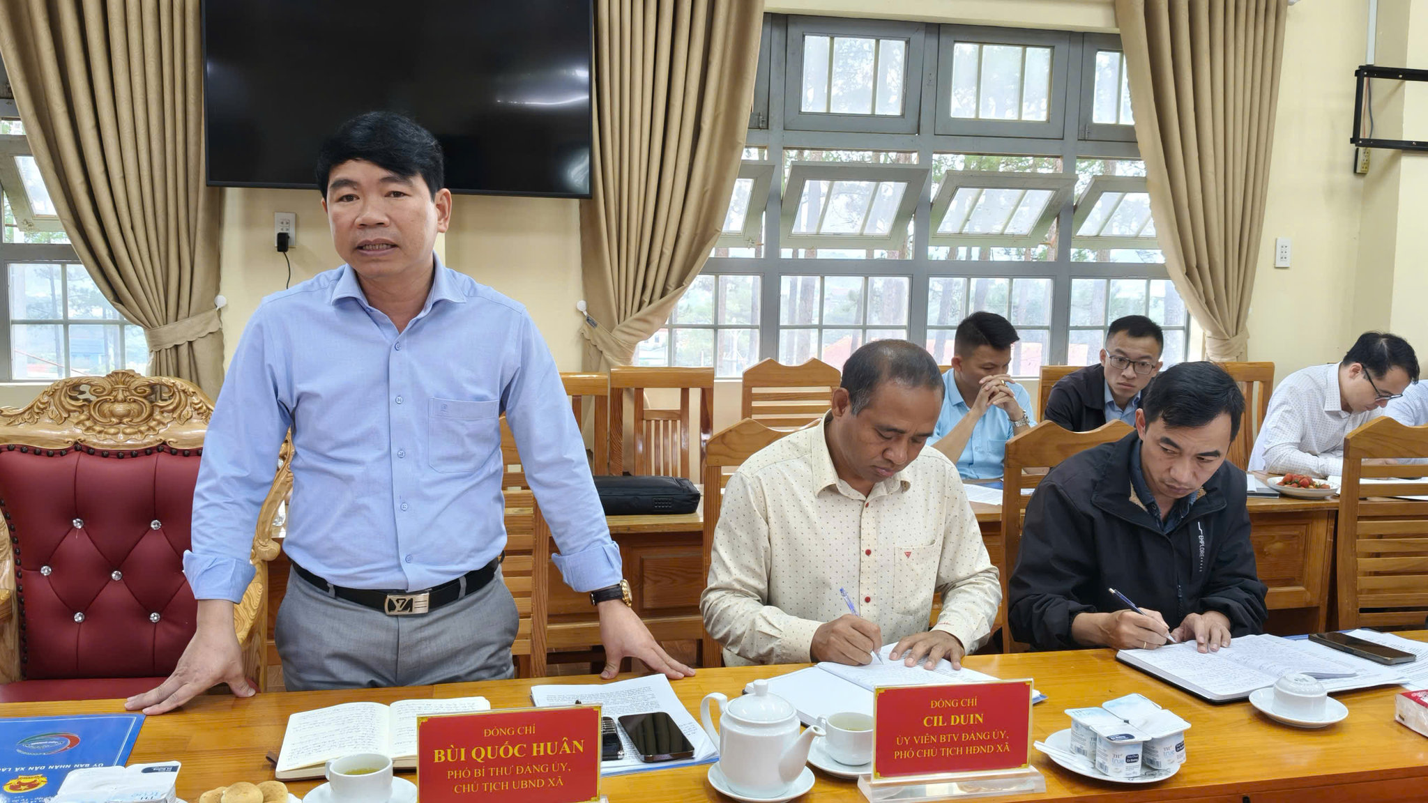 Ông Bùi Quốc Huân, Bí thư đảng ủy xã Lạc Dương báo cáo tình hình với Đoàn Giám sát