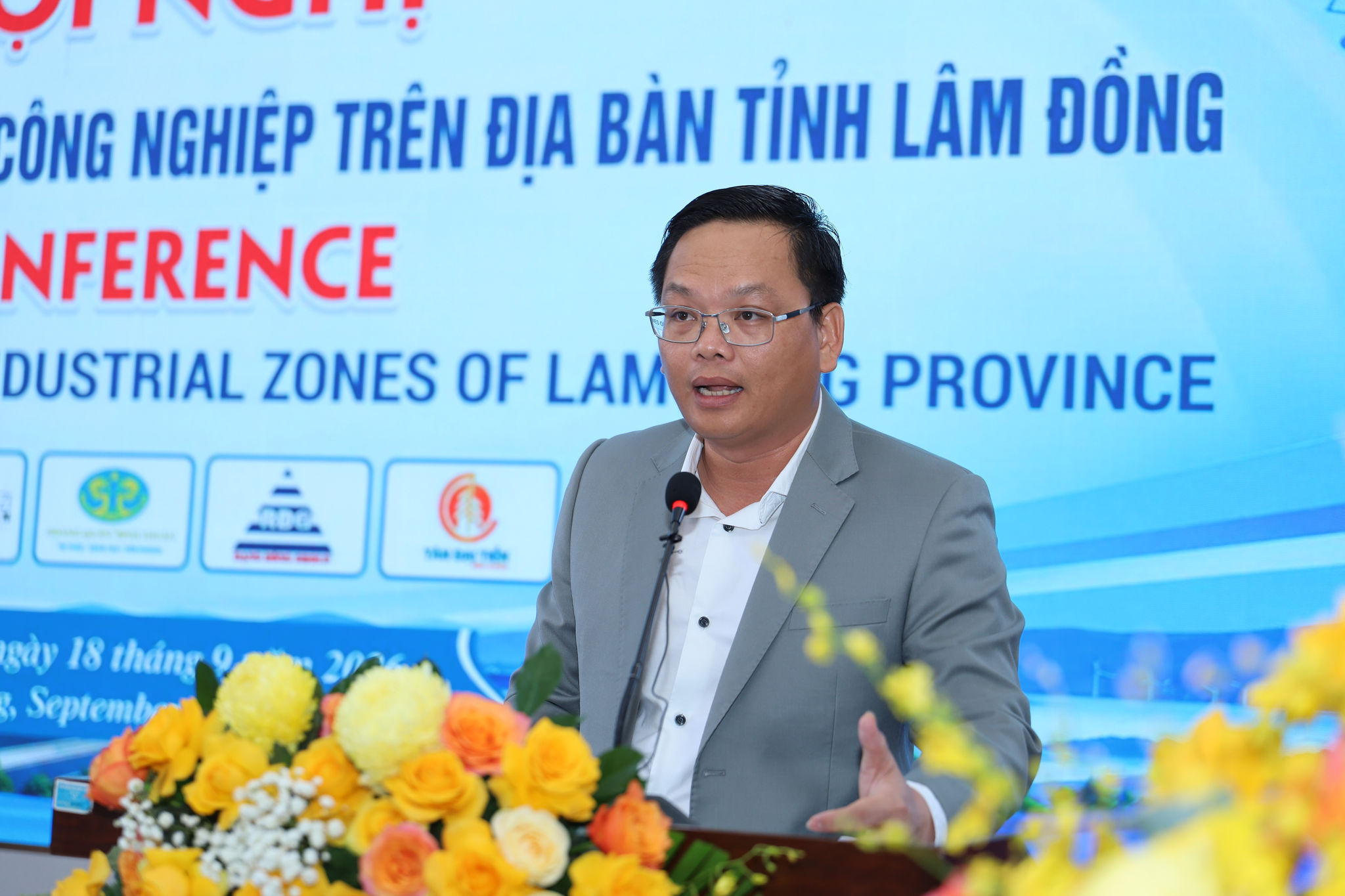 Ông Nguyễn Anh Trang, Tổng Giám đốc Công ty Hoàng Quân Bình Thuận thảo luận tại hội nghị