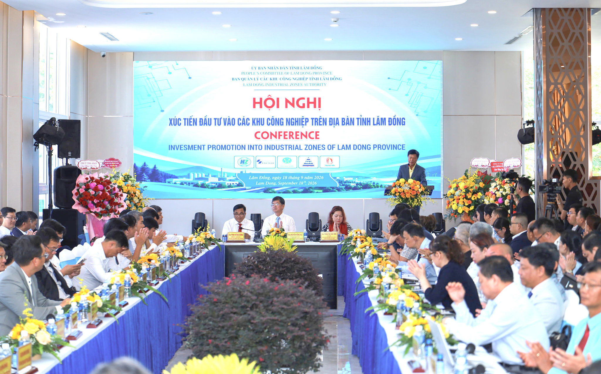 quang-canh-hoi-nghi(1).jpg