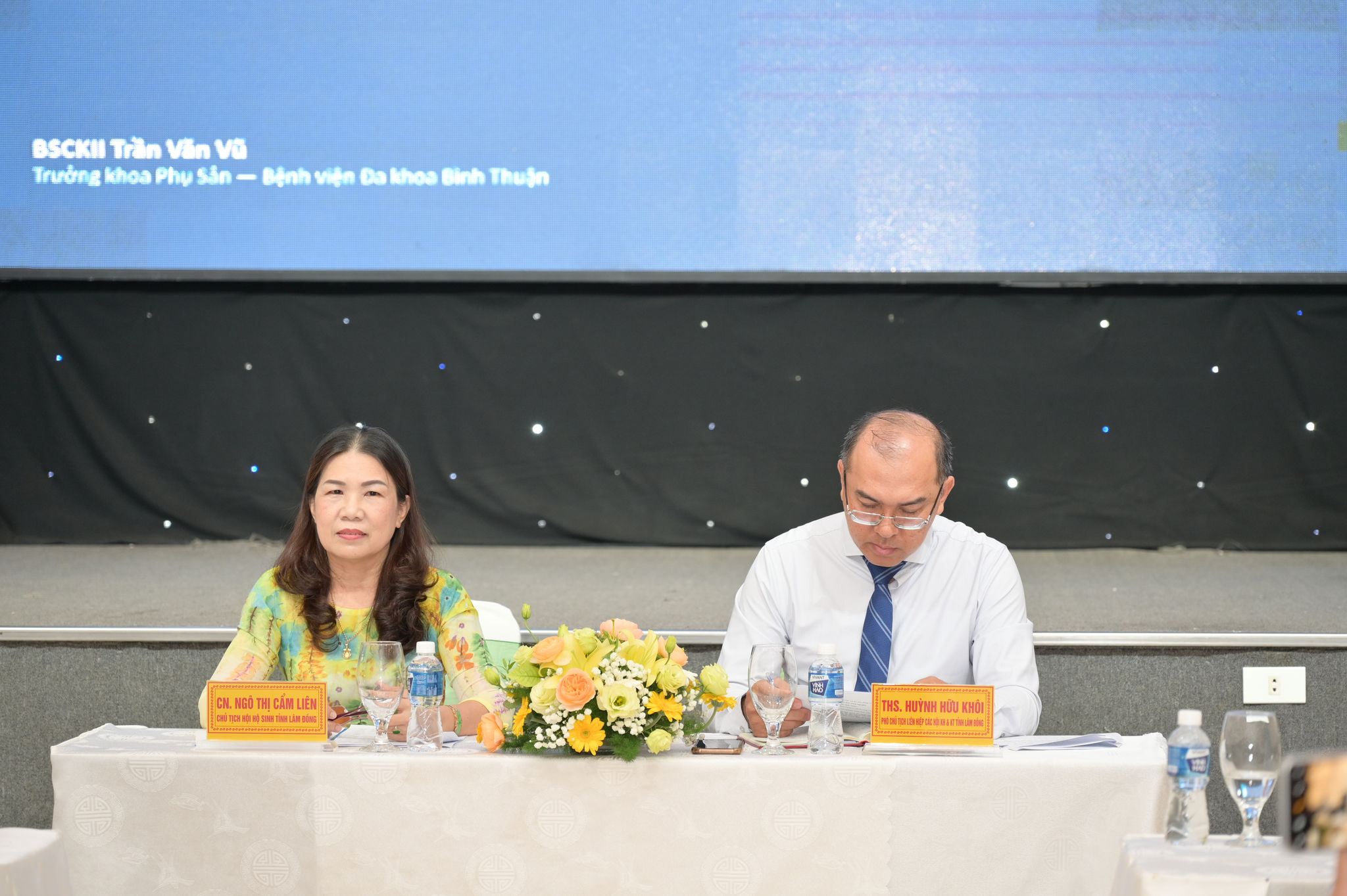 Thạc Sỹ Huỳnh Hữu Khôi - Phó Chủ tịch Liên hiệp các hội khoa học và kỹ thuật tỉnh và Bà Ngô Thị Cẩm Liên – Chủ tịch Hội Hộ sinh tỉnh Lâm Đồng chủ trì phiên thảo luận