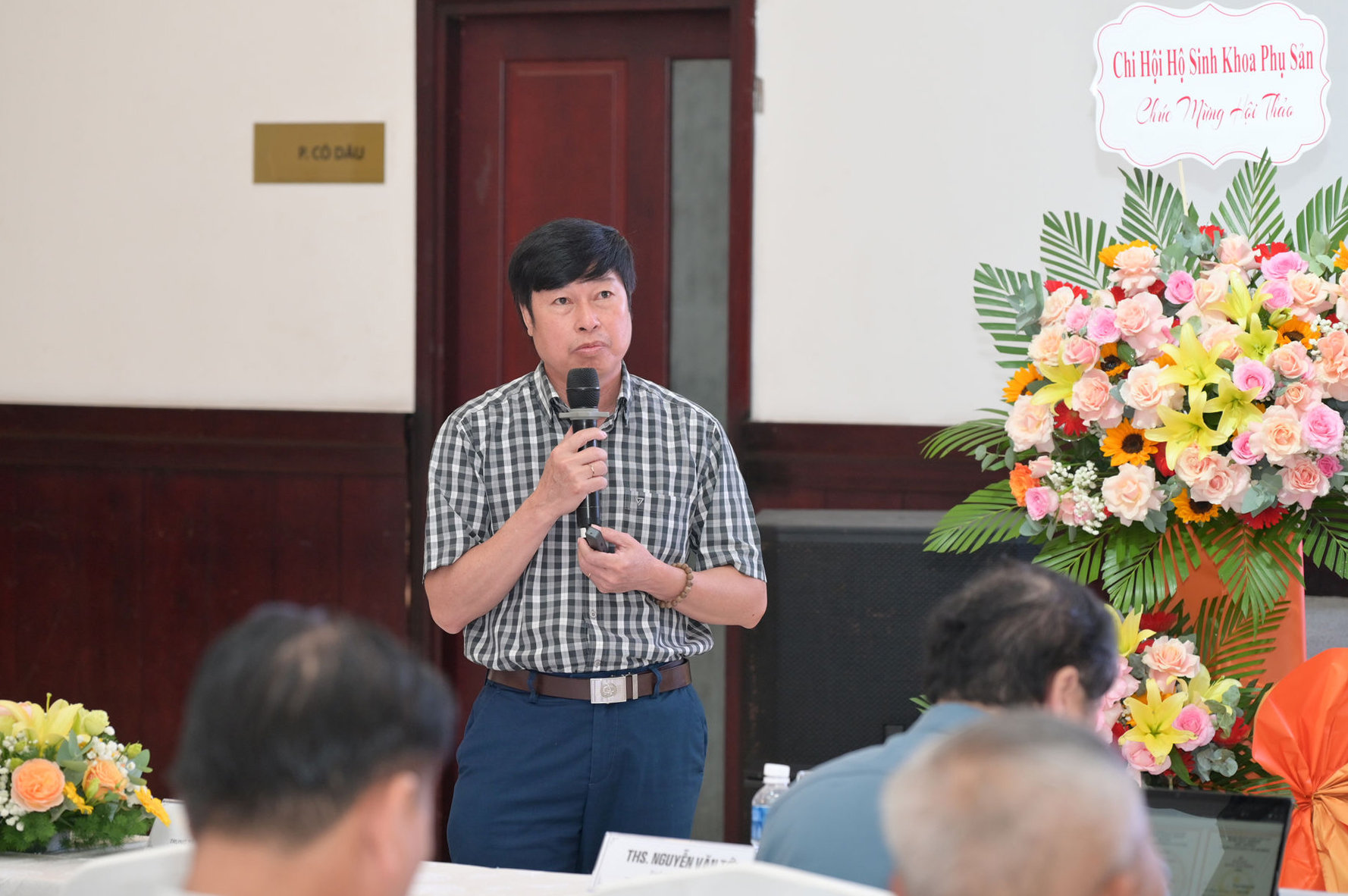 thac-sy-tran-ngoc-trung-pho-truong-phong-nghiep-vu-y-so-y-te-trinh-bay-tham-luan(1).jpg