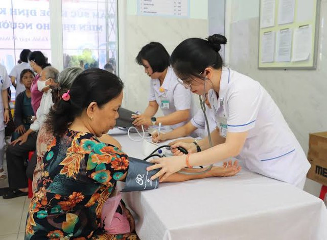 Đề xuất các dịch vụ kỹ thuật y tế khám sức khỏe định kỳ với người trên 18 tuổi- Ảnh 1.
