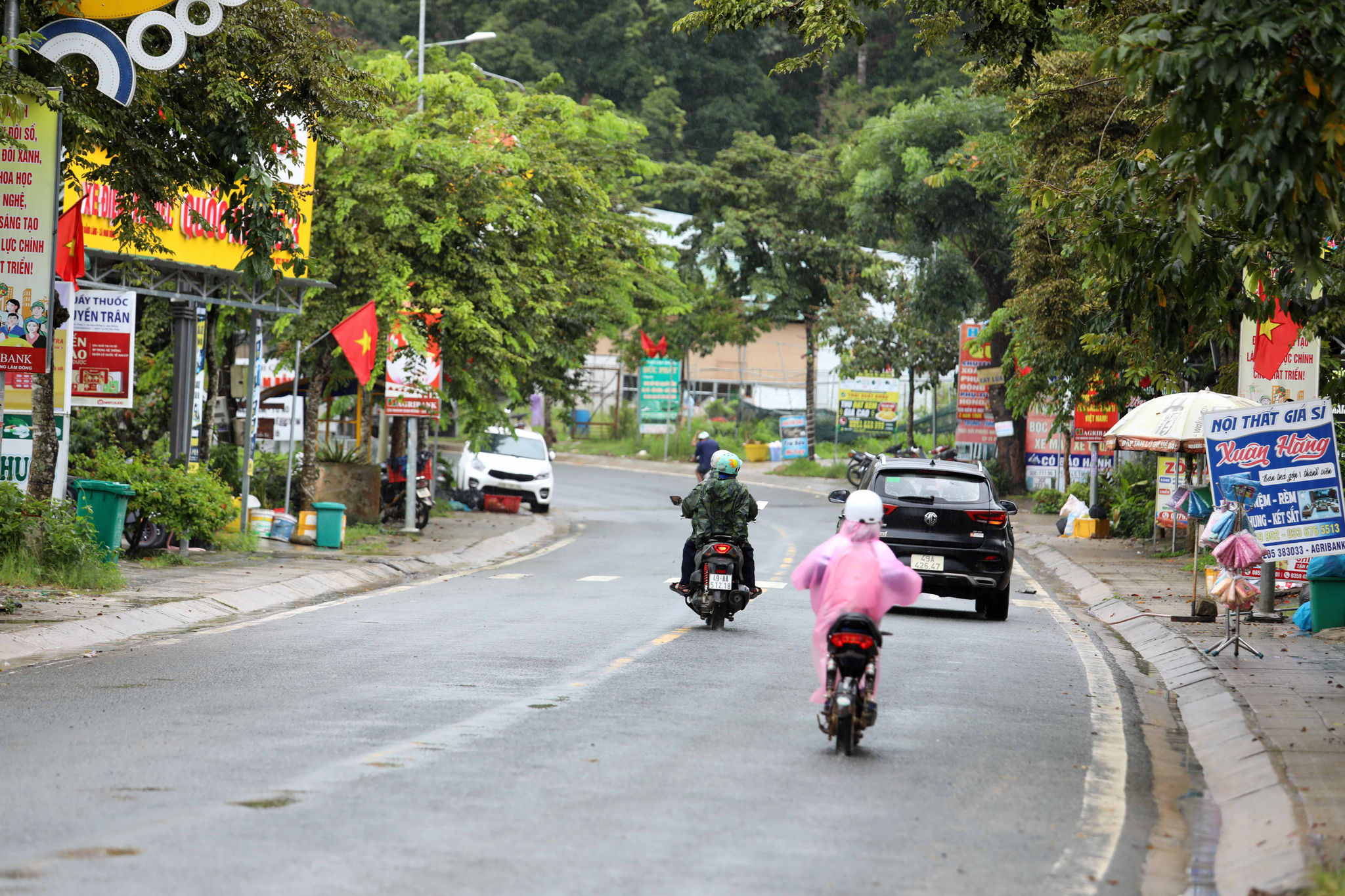 Việc thu gom rác được duy trì thường xuyên trên các tuyến đường chính, góp phần bảo đảm môi trường sạch, đẹp tại các khu dân cư