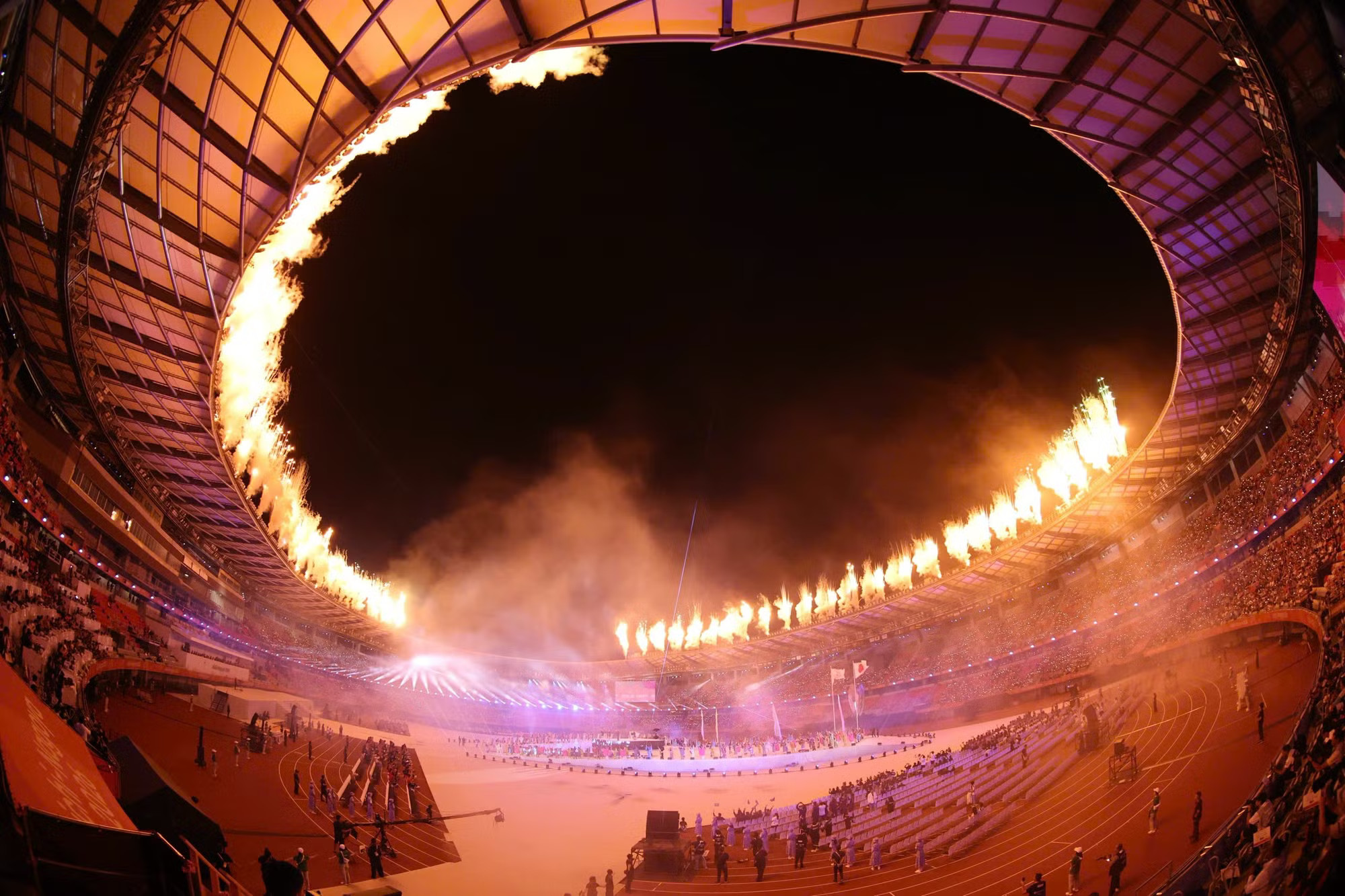 Ngọn đuốc Olympic thắp sáng sân vận động. Ảnh: Theanh28. 2aoboqzkyip5l2lskr4iquyq6jzq0kts2sslnfaw.jpg