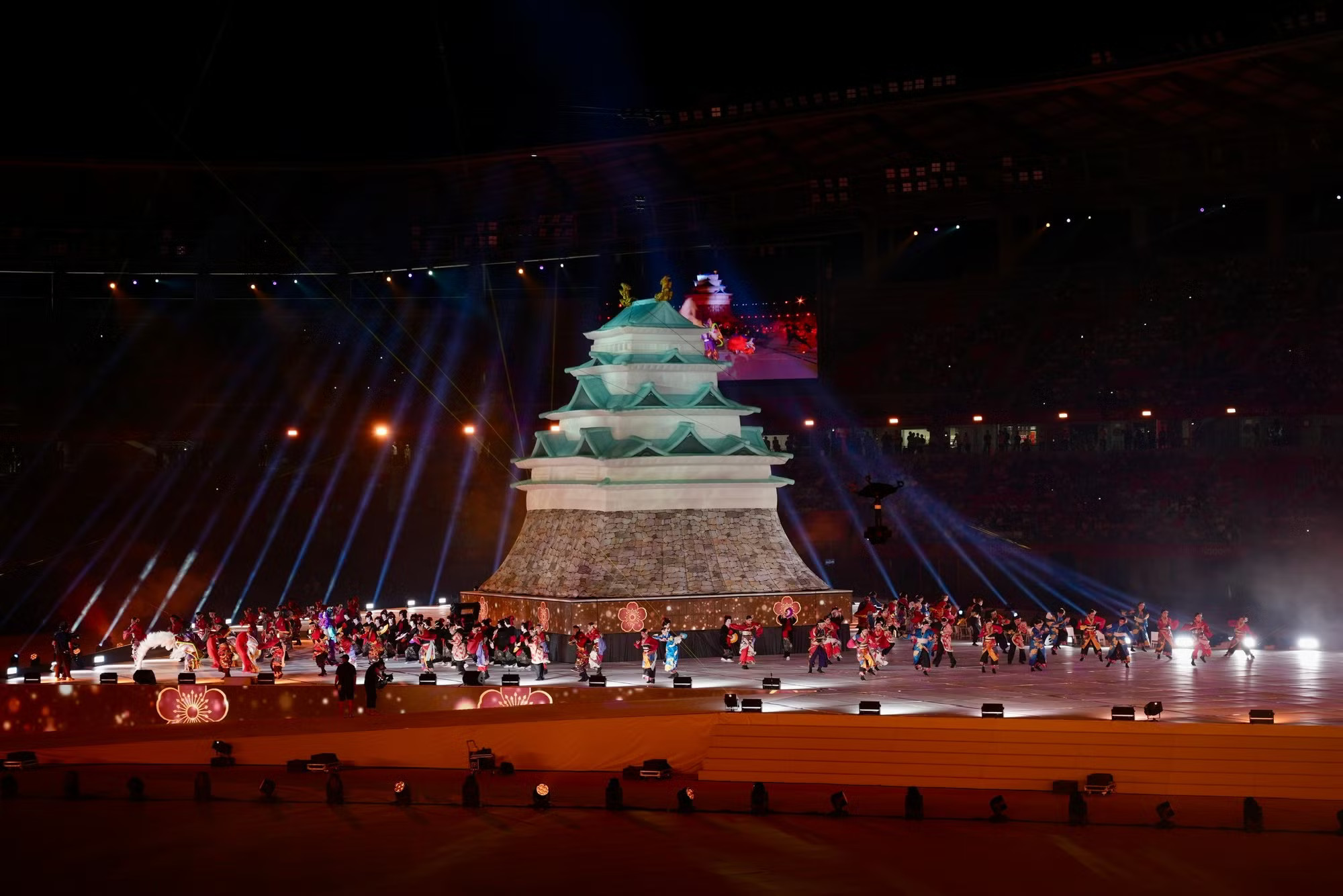 Lâu đài Nagoya, biểu tượng của Thành phố Nagoya, nơi đăng cai Asian Games 20, trong lễ khai mạc. Ảnh: Theanh28 373970480913894dd002.jpg