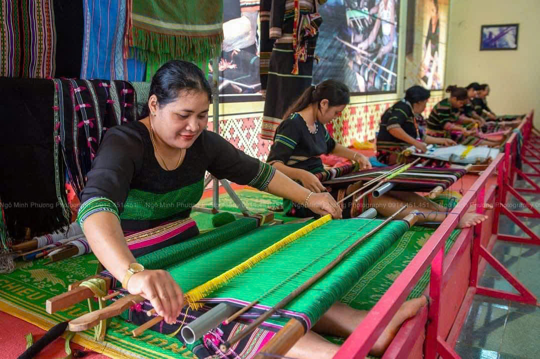 Chị H'Bình gắn bó nghề dệt gần 30 năm