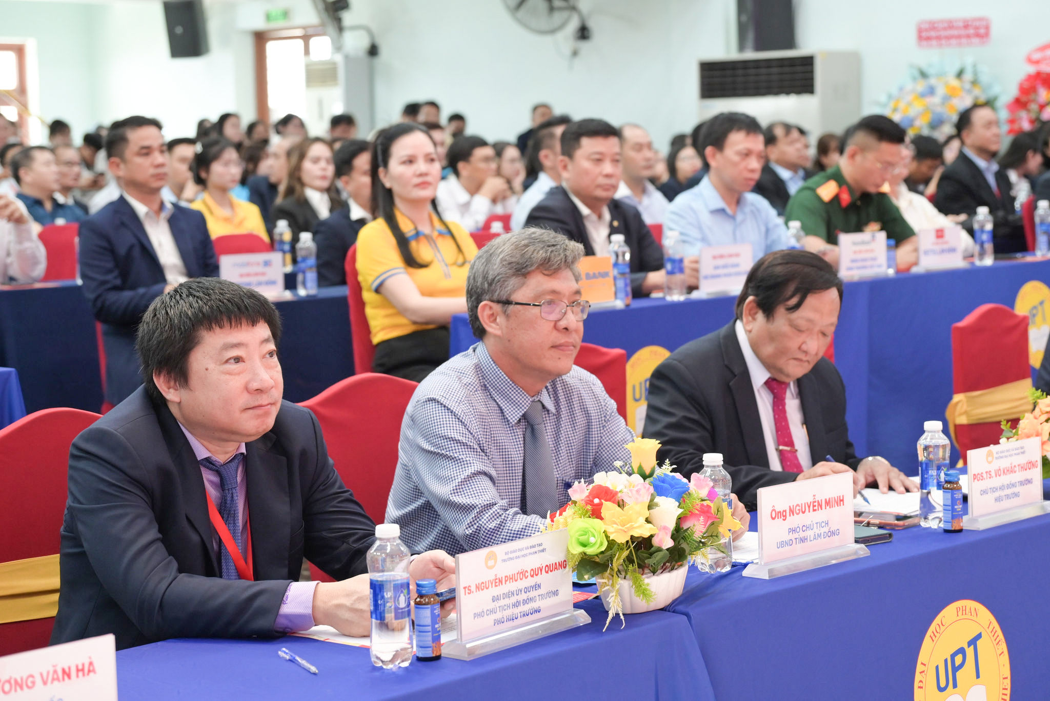 dong-chi-nguyen-minh-tinh-uy-vien-pho-chu-tich-ubnd-tinh-ngoi-giua-du-le-tong-ket-1-.jpg