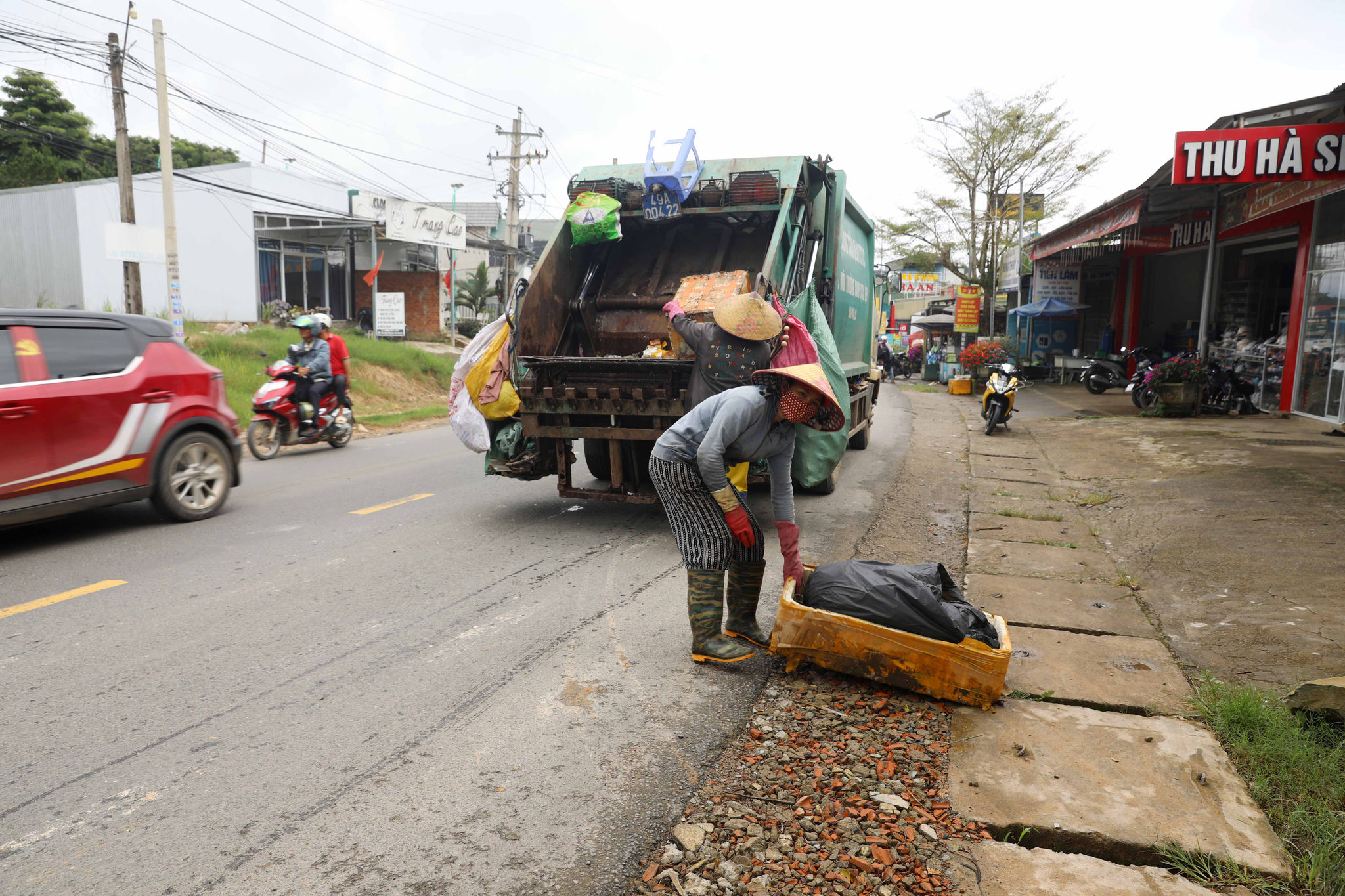 Công nhân thu gom rác trên địa bàn các xã Đam Rông một lần mỗi ngày, kể cả trong những ngày thời tiết mưa gió để tránh rác tồn đọng ảnh hưởng tới môi trường