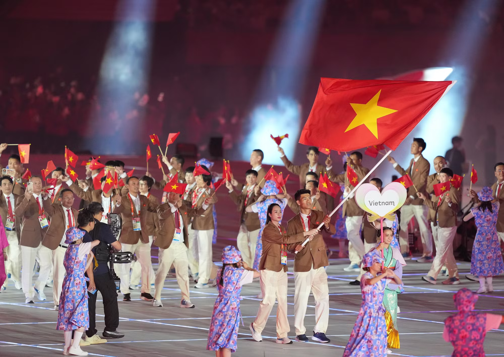 Các vận động viên của Đoàn thể thao Việt Nam diễu hành trong lễ khai mạc Đại hội Thể thao châu Á lần thứ 20 tại thành phố Nagoya, Nhật Bản ngày 19/9/2026. Ảnh: THX/TTXVN vna-potal-khai-mac-dai-hoi-the-thao-chau-a-asiad-lan-thu-20-tai-nhat-ban-9035963.jpg
