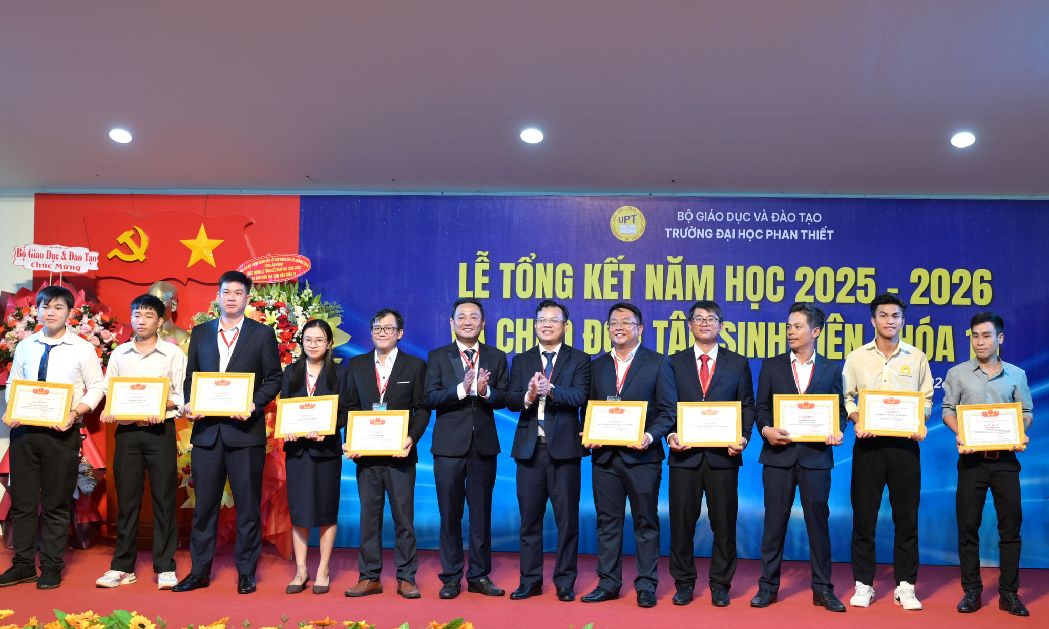 TẶng giấy khen cho tập thể, cá nhân có nhiều giải thưởng trong năm học qua
