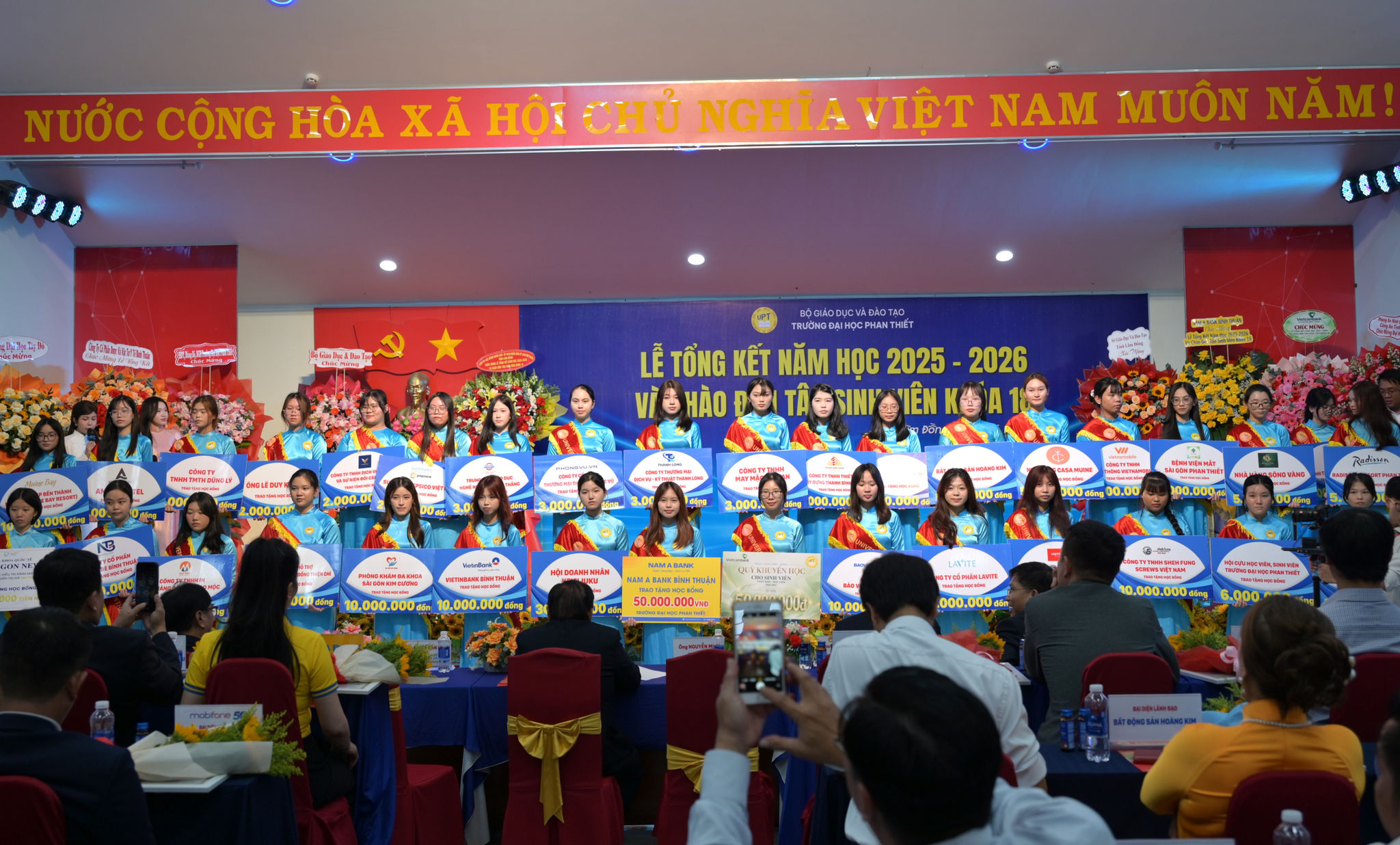 Tiếp nhận các nguồn hỗ trợ học bổng của doanh nghiệp