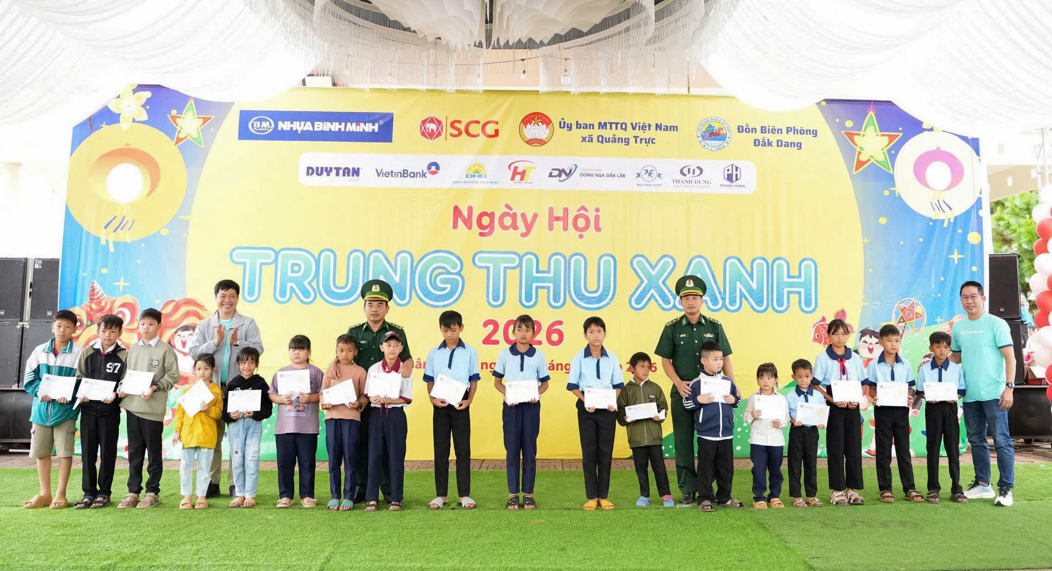 trao-hoc-bong(1).jpg